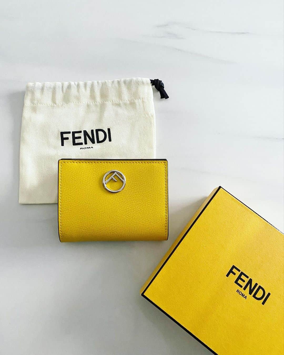 太田麻美のインスタグラム：「𝓃ℯ𝓌 💛💛  #fendi #wallet #newwallet #お財布」
