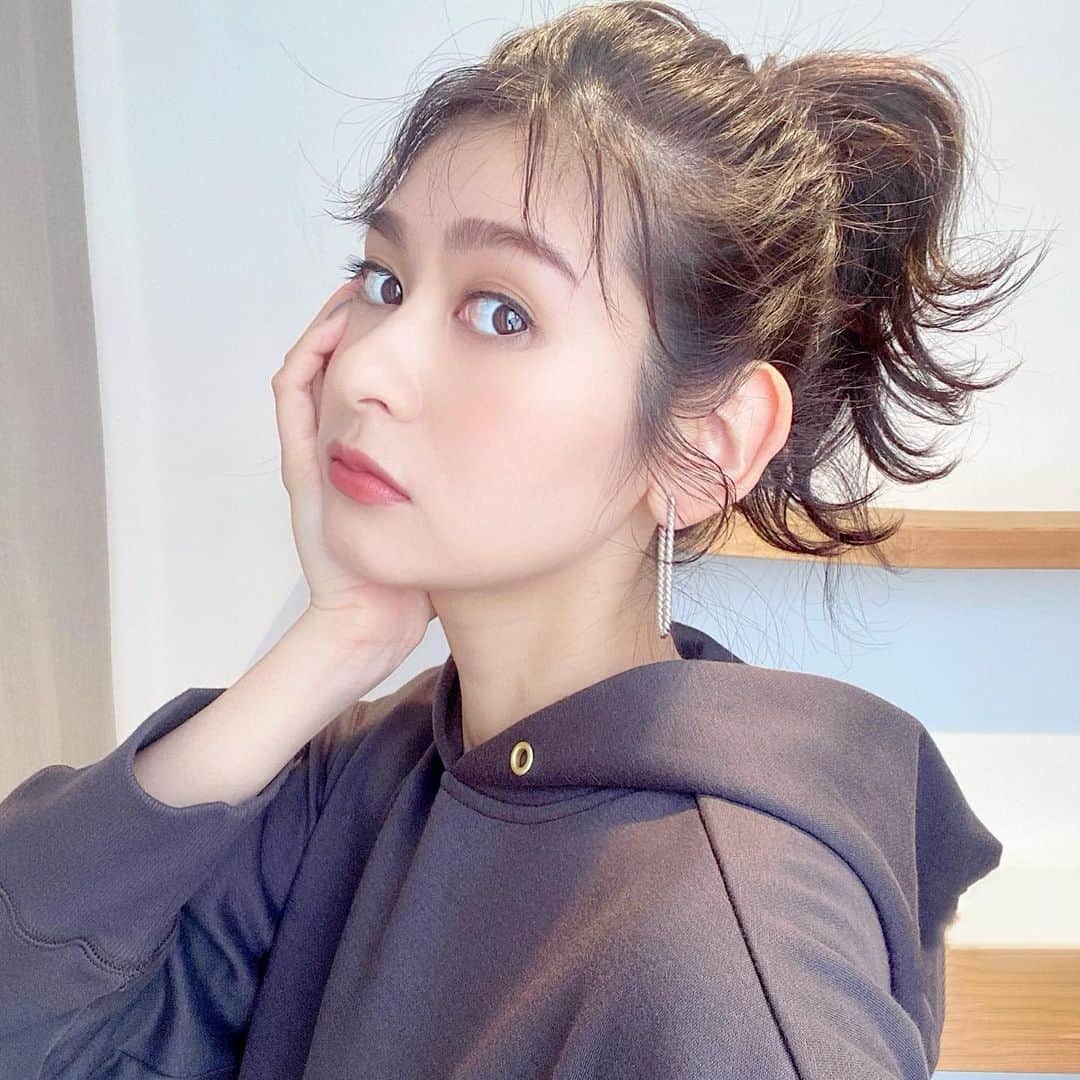 のインスタグラム：「こんなに高い位置でポニテできるよ🐎 ヘアメイクのみゆきさんが 色んなアレンジをしてくださって嬉しい☺️🌈 #shooting #ponytail #hairarrange #hairstyle #ポニテ」