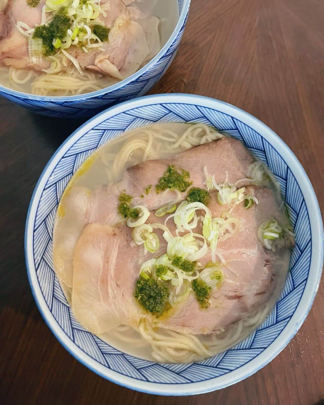 愛可さんのインスタグラム写真 - (愛可Instagram)「・ 前にも載せた京都にある猪一さん　@inoichi_kyoto のお取り寄せラーメン。  この間のお肉のつけソバも美味しくて感動したけれど、今日のお昼に食べた魚貝出汁の塩そばが超好みだったので、も一度UPしてみました。（魚介ではなくて本当に魚貝なんです） ・ ・ 鯛とあさりとしじみにお塩のみのスープが絶品すぎて、これまた旦那はんと感動していただきました。 ・ ラーメンスープと言うより、まさにお出汁！ これが美味しすぎて いや、これはホントにラーメンなのだろうか？と考えつつ、チャーシューと麺をすすると特製のネギ油が効いていて、やっぱりラーメン🍥‼︎  超タイプでした、これが自宅で食べられるなんてありがたいあっさり系がお好きな方におすすめします！ ・ ・  #麺屋猪一  #京都ラーメン #お取り寄せラーメン　#魚貝出汁」6月19日 20時56分 - aikick