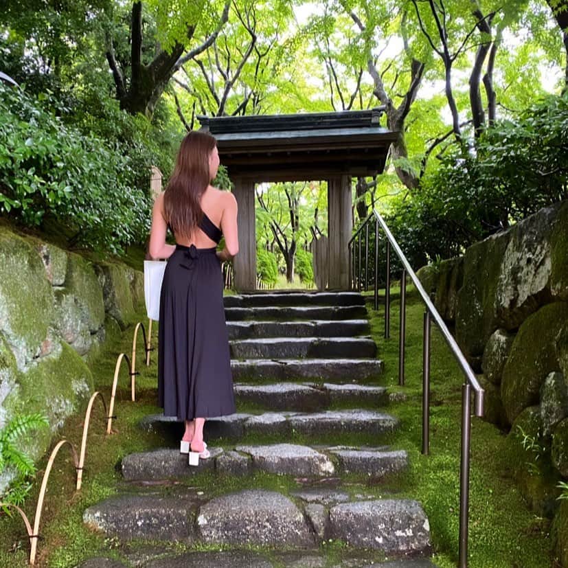 のインスタグラム：「💛  梅雨入りした〜☔️ 平日はトレーニングウェアが多いけどお休みの日たまにはワンピースは着たい✨  韓国のプチプラワンピ、背中が開いてて可愛くて着やすいからめちゃいいの♫  トレーニングしてるとラインが出る服も自信持って着れるから薄着になる夏に向けてもう少し頑張ろう❣️  Golf帰りにお散歩してきたよ♡♡ この時だけ少し晴れた☀️  #golf #韓国 #ワンピースコーデ #梅雨 #june #fitness #bodymake #筋トレ #bodypositive #beauty #workout #恵比寿パーソナルジム」