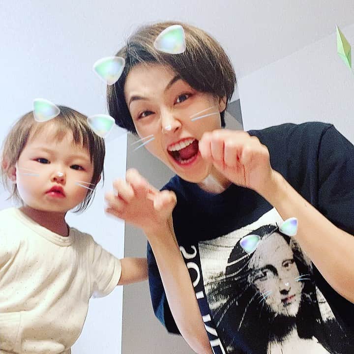 木下あゆ美のインスタグラム：「なんか腕の付け根がめちゃくちゃ筋肉痛…。なぜか腰も痛い😣と思ったら、2日前に公園で娘と鉄棒したんだった😔  急に運動しちゃダメねw #鉄棒は思ったよりいい運動  #逆上がりなんて出来るわけ無かったw #逆さまにぶら下がるだけで精一杯」