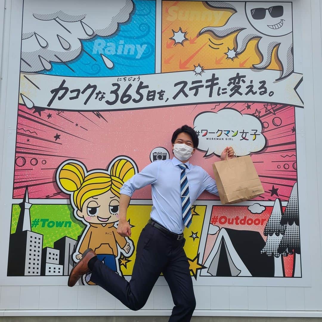 フジテレビアナウンサーのインスタグラム：「德田聡一朗です。  先日の取材で、千葉県流山市にオープンする 「#ワークマン女子」にお邪魔しました👕  こちらでは従来のワークマンと違って 作業着がメインではなく、オシャレな スポーツウェアやアウトドア用品などが並んでおり カラフルな店内に驚きました！  そして特に力を入れているのが、店内で見られる 「SNS映え」を意識した仕掛け🌸  入口にはフォトジェニックな写真が撮れる 撮影スポットが設置してあり、私もつい ポーズを決めてしまいました。  またフィッティングルームでは、お子さんが キャラクターの着せ替えをして遊べる マグネットも用意されていたので、 これなら子連れの方も一緒に楽しめますね！  他にも素敵な工夫が施されていて、 とても楽しい空間でした。 スタッフの皆様、ありがとうございました！  #ワークマン女子 #めざましテレビ #フジテレビアナウンサー #德田聡一朗 #早起きは三文の德だ」
