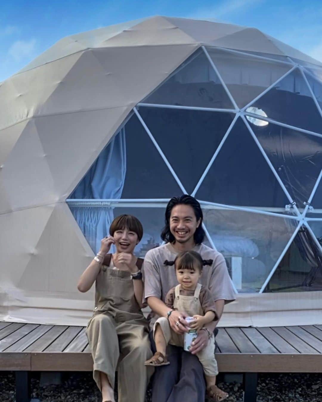 長谷川あやのインスタグラム：「🏕🏕🏕#camp#グランピング#2歳#2歳0ヶ月#赤ちゃんのいる生活#新米ママ#女の子ママ#小夏のいる生活#ハミルの森 ・ ・ ・ いまさらながらグランピングデビュー👨‍👩‍👧🧡 （こんなに快適ならもっと早く デビューしておくべきだった🤦‍♀️笑） ・ 友達ファミリーと一緒に 近くの牧場で走り回って BBQやキャンプファイヤー スイカ割りに花火に映画鑑賞✨ お兄ちゃんお姉ちゃん達が 小夏の面倒ほとんど見てくれて👏😭💓 ・ 大人も子供も真っ黒に日焼けしながら 夏休みをぎゅっと凝縮したような 最高の２日間でした😌💭 ・ 子供達が楽しそうな姿を みているだけでハッピーだというのに がっつり大人達も楽しめちゃった 完璧すぎるグランピングデビューでした🧡」