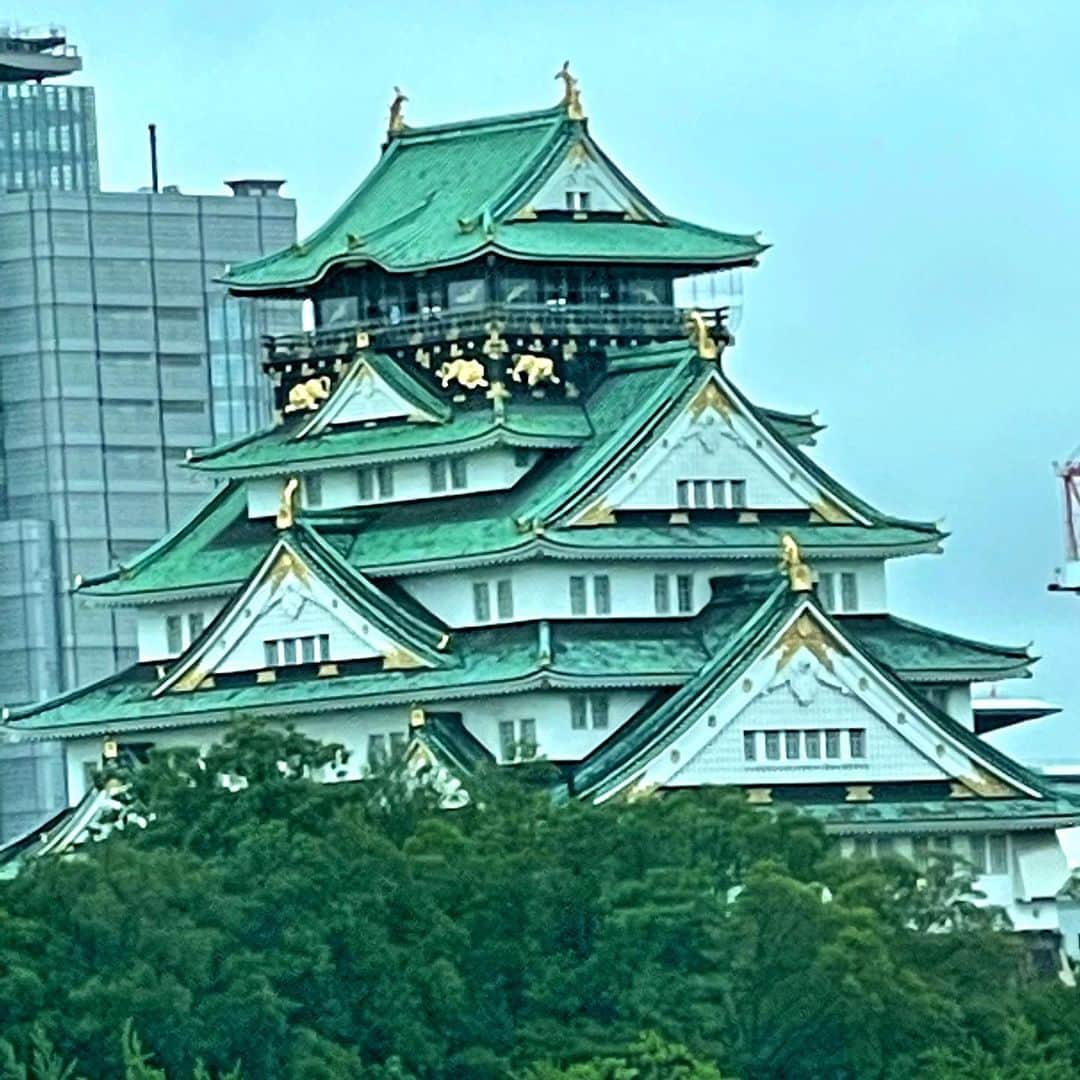 北斗晶さんのインスタグラム写真 - (北斗晶Instagram)「今日は大阪で、楽屋から見える大阪城にうっとり🏯  コロナが終わったら絶対に大阪城の中を見学に行って 豊臣秀吉公が造らせた ✨黄金の茶室✨を見てみたいもんです。  そして…２枚目の写真‼️ 月亭方正さん😊 いつまで経っても、可愛い顔してるから年を取らないけど… 実は私達、同じ歳よ〜💦  私も若く見られたいわ😓  #大阪が好きです。 #大阪  #大阪城  #黄金の茶室  #豊臣秀吉公」6月19日 21時43分 - hokutoakira_official