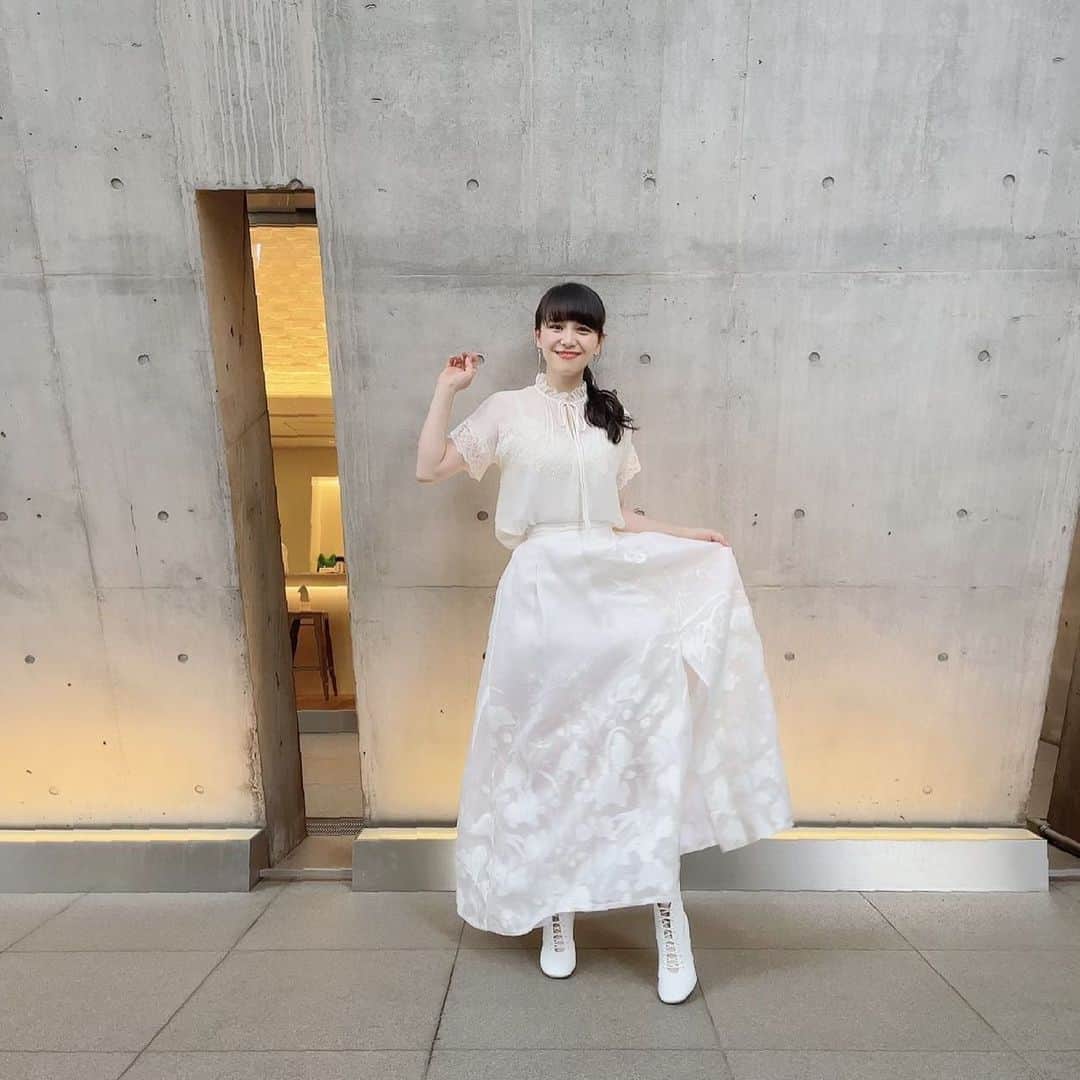 Perfumeさんのインスタグラム写真 - (PerfumeInstagram)「スイスの少女　 アーデルハイド気分💐  ****************************  #ドラ恋 act.8 このあと23:00からです！ お見逃しなく👀✨ Act.8 of "Falling in love like a romantic TV drama ~KISS or kiss~" starts tonight at 11:00 p.m. ! Make sure to check it out✨  #prfm」6月19日 21時53分 - prfm_official