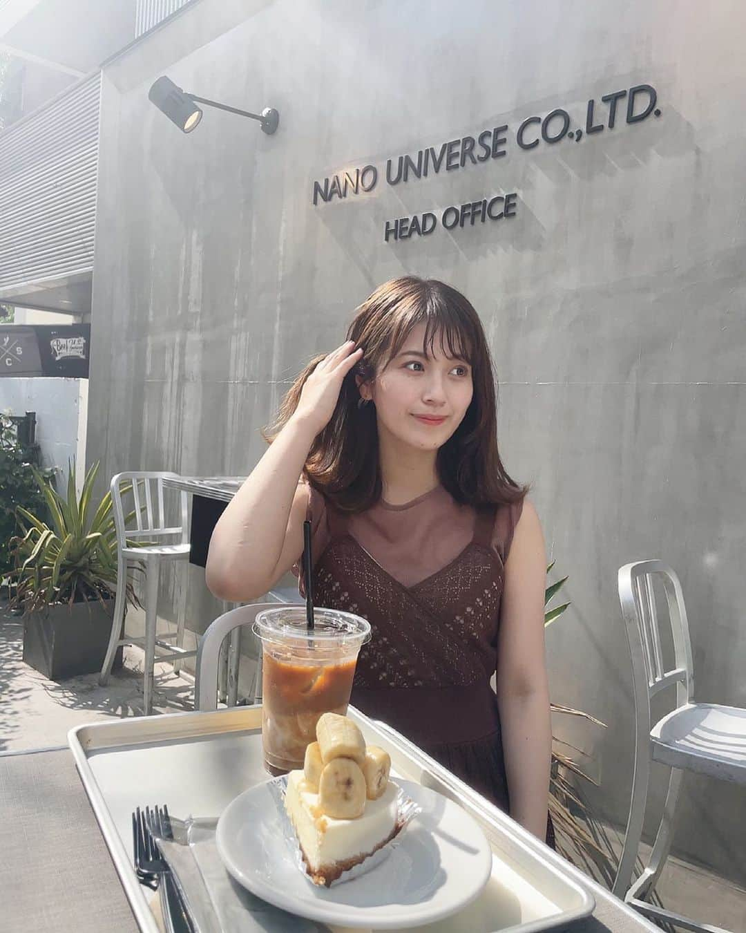 黒田莉来さんのインスタグラム写真 - (黒田莉来Instagram)「渋谷の　@roasted_coffeelaboratory ☕️  このバナナチーズケーキ、甘すぎずちょうどよくて美味しかった☺️ カフェラテは安定のオーツミルク変更🥛  この写真の私ロボットみたいだな、🤖  #roastedcoffeelaboratory #渋谷カフェ」6月19日 21時47分 - kuroda_tomatochan