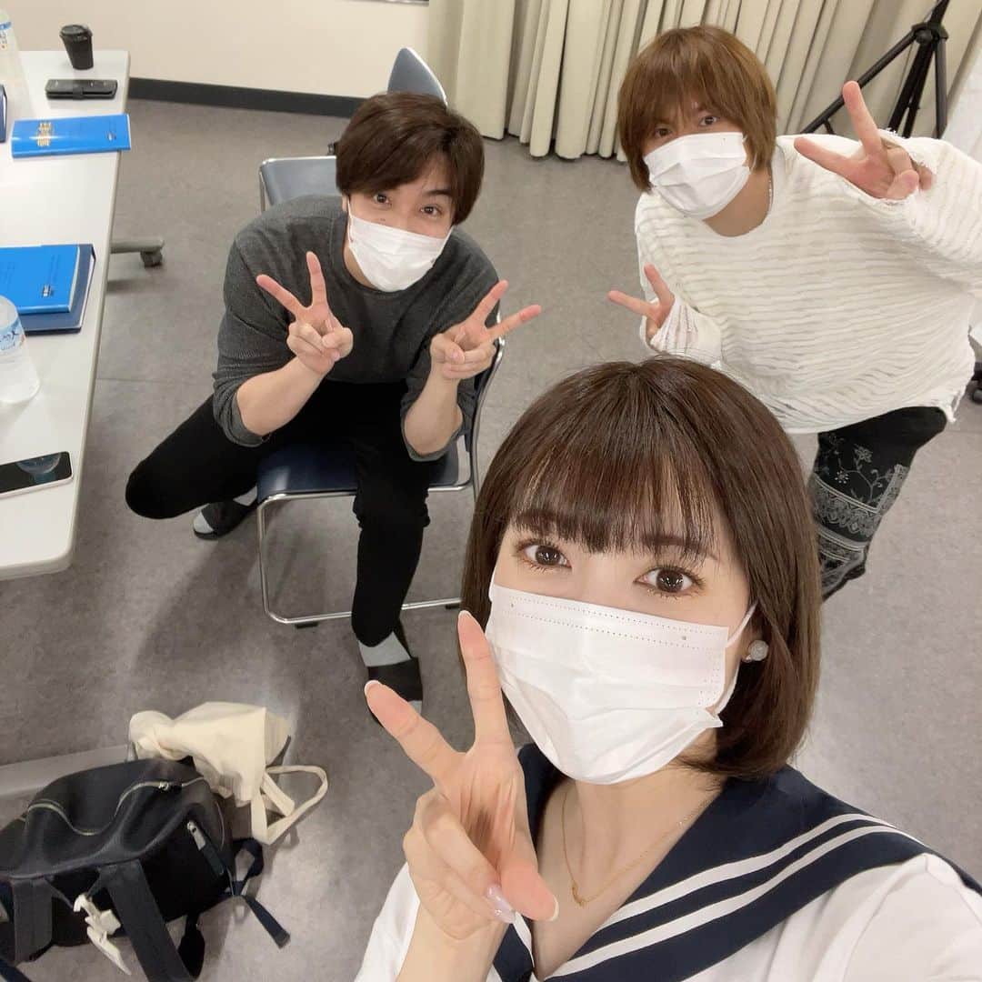 神田沙也加のインスタグラム：「歌稽古でついにメンフィスキャロルが揃いました！ 健ちゃんと海宝さんと。 新参者ですがご指導ください、宜しくお願いいたします。 #浦井健治 #海宝直人 #王家の紋章 #セーラー服じゃないです」