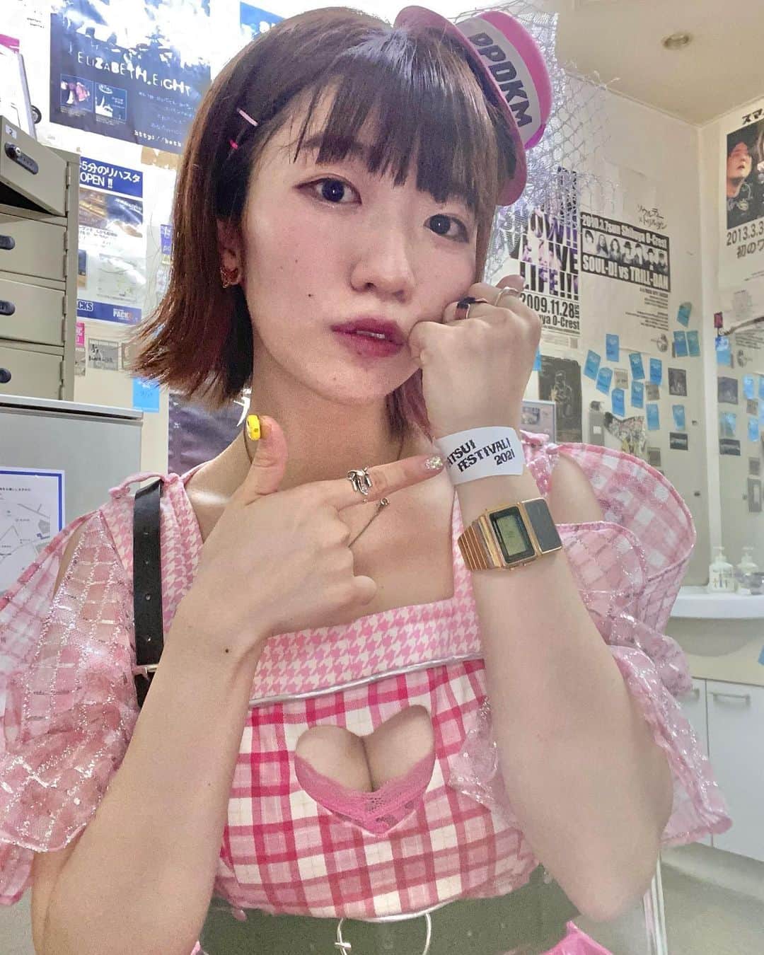 ぱいぱいでか美のインスタグラム：「やついフェス楽しすぎてドヤ顔でリストバンド見せる人です . 初日はMCとライブで2ステージ！ 会場の方も配信の方もありがとうございました💓 明日はライブ(きっかのとこで少し)MCMCで3ステージ！ ありがてえ！よろしくお願いします！ 今日のライブのときにお知らせした グッズや受注チェキのことはハイライトに リンク貼っております🤩 . #やついフェス #やついフェス2021 #yatsuifes」