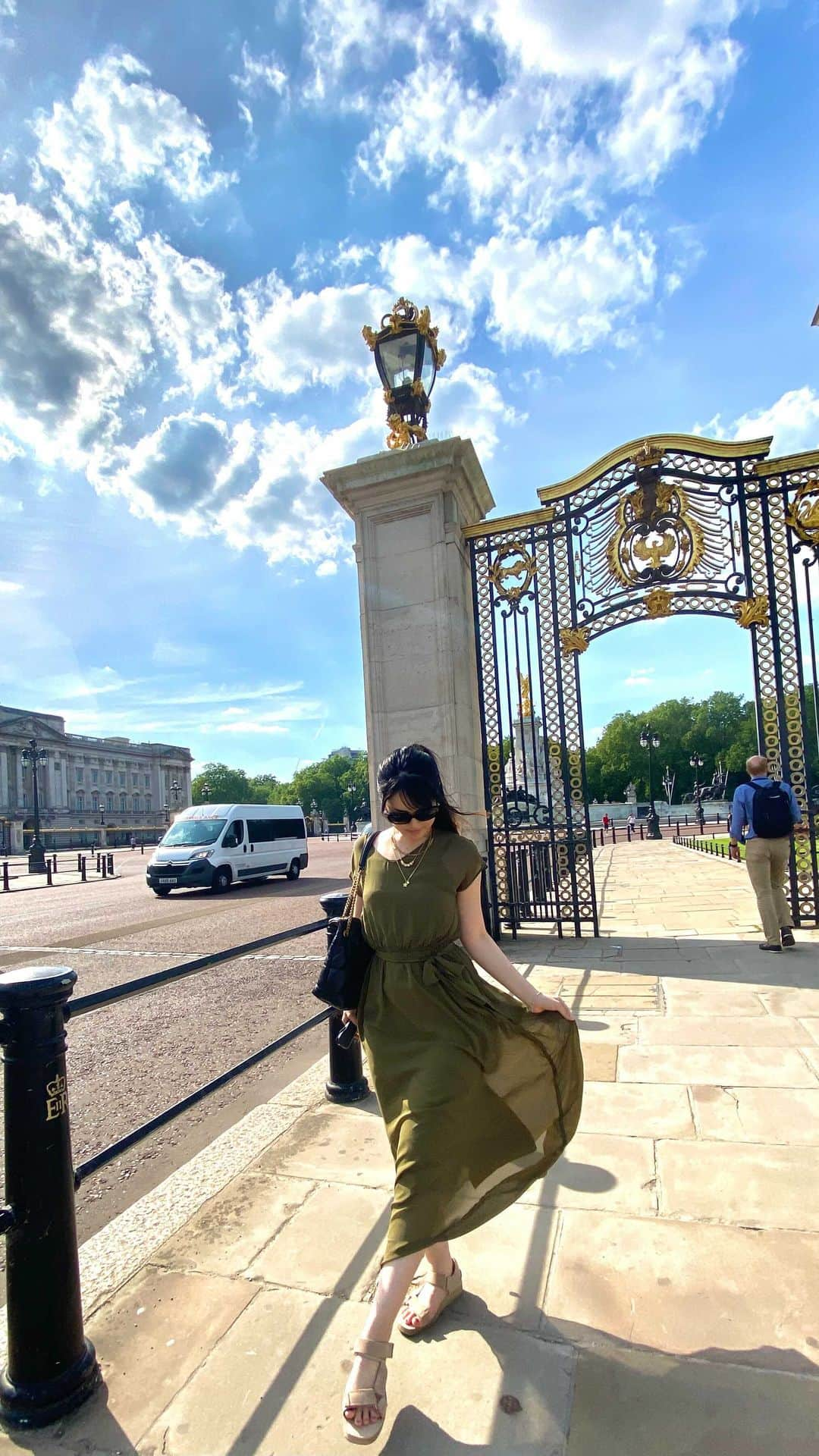 Chiakiのインスタグラム：「London is beautiful🌟 ロンドンのアークテクチャーや景色は、本当に綺麗😍✨✨✨ YouTubeにあげる旅動画は時間がかかりそうなので、インスタで先にシェアするね❤️  （動画内の場所 Places on this video） Buckingham Palace ⬇️ London Eye ⬇️ Westminster  Abby  ⬇️ Vauxhall  テムズ川沿いはデートにピッタリ！ビックベンからの道からずーっと夜景見ながら歩けるルート。🐾 涼しい風にあたりながら歩くと気持ちいい🏞❤️  #ロンドン #ロンドンおすすめ  #londonexplore #travelmood #summervibes #beautifuldestinations #londontravel #ロンドン旅行 #londonphotography #westminsterbridge #visitlondon #londonview #uktravel」