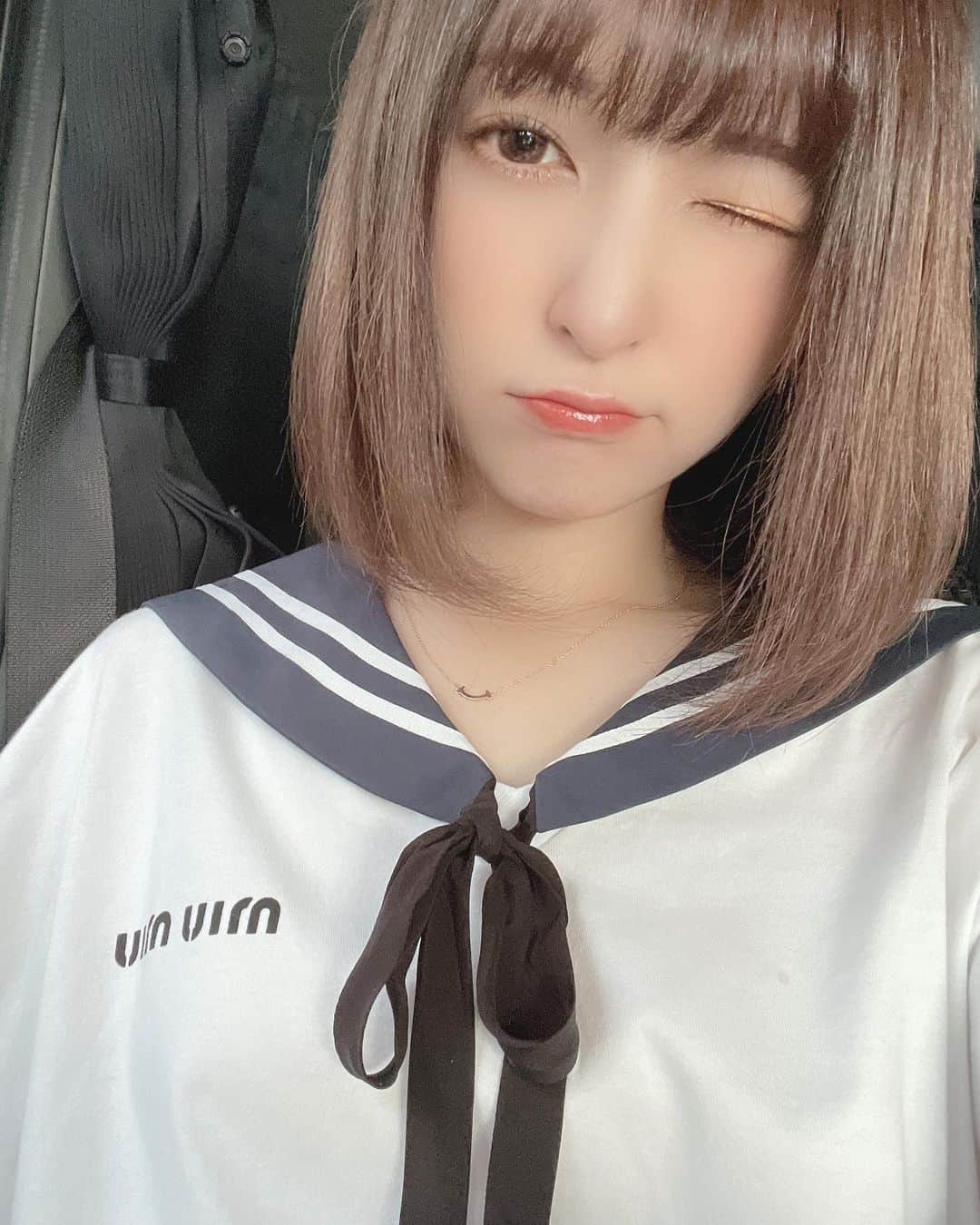 神田沙也加のインスタグラム：「ちなみにさっきの写真セーラー服じゃないですTシャツです。笑 黒のワイドパンツと合わせてました。 #miumiu」