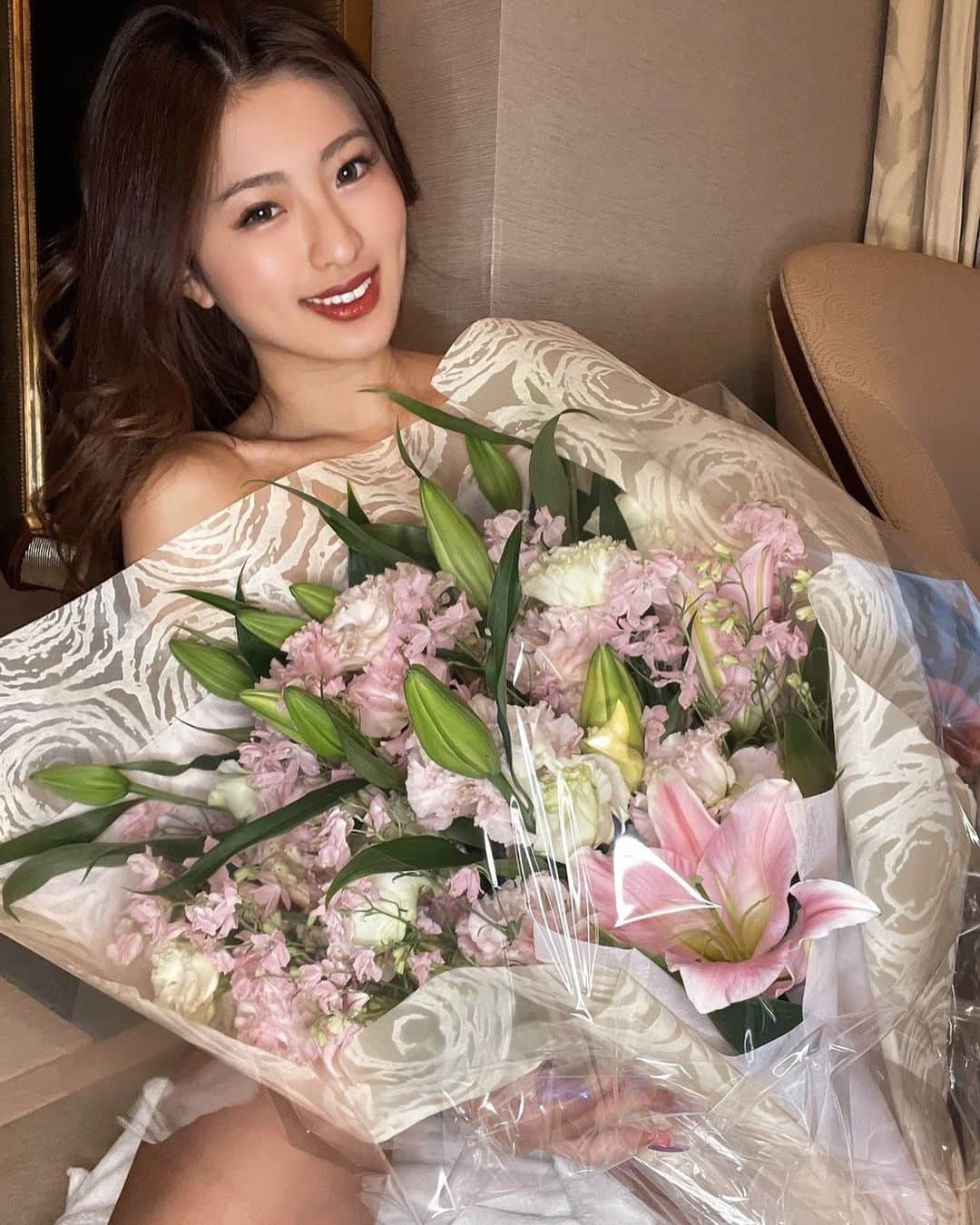 MIYABIのインスタグラム：「こんばんわ🌙 遅くなってすみません🙏 with LIVEして頂いた方、ありがとうございました💜 1人ホームでウロウロしながらやって頂いた方いらっしゃって爆笑でした🤣 今回もとっても楽しかったなぁ✨ 27日まだ枠余っているので、お待ちしております🥺🙇‍♀️  今夜は身体が隠れるほど大きな花束💐 ＆ミヤビ😘  大好きなフレンドちゃん達から頂きました😇💕  お部屋がユリの香りで幸せです〜🏵✨  明日はお休みだからアマプラ見ようかなっ🙄 夜更かししちゃおっ？🤫💕  #cyberjapan #サイバージャパン  #cjd_miyabi #ミヤビーム」
