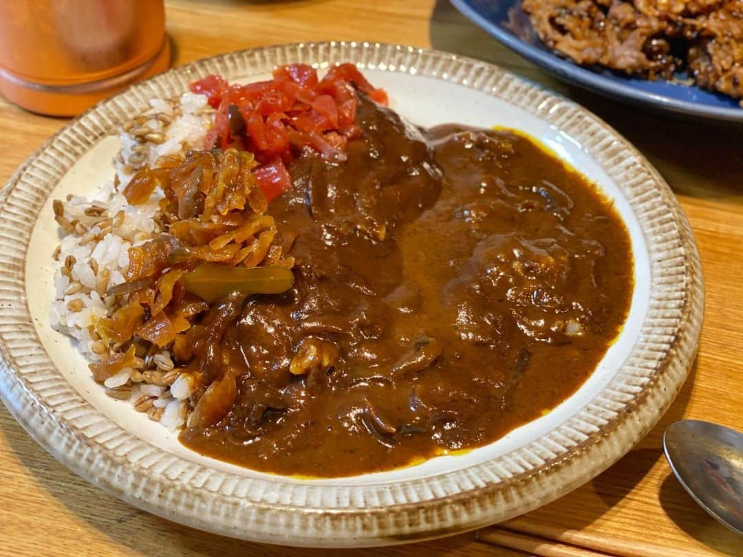 クロさんのインスタグラム写真 - (クロInstagram)「いつかの晩御飯👩🏽‍🍳🤍   信じられないほど美味しくて感動した レトルトの欧風ビーフカレー𓃾✺✺ ⁡ 2種の福神漬けを買って来て 福神漬けの食べ比べを行いながら ⁡ 「うんまいっうまい！！！🍛」 とうなりながら、食べました〜！！！ 感動したので、手土産にいくつか追加購入で配る予定〜🍛🍛🍛🍛 ⁡ 他には定番胸肉と、焼くだけプルコギをスーパーで。肉だらけやないかーいっ   詳しいレシピなどはブログに書いてます✍🏽✍🏽   #優勝なレトルトカレー #レトルトカレー #レトルト最高 #冷凍最高 #定食ご飯 #今日の晩御飯 #つくりおき食堂まりえ #お家ごはん #おうちごはん #時短ご飯 #dinner #簡単レシピ #レシピ #電子レンジご飯 #時短レシピ#yummy #delistagrammer #homecooking #tokyo #japanesefood #instafood #foodstagram #クロリサ的自炊 #おうちご飯 #クッキングラム #晩ごはん #instagood #instalike #tokyo #可愛い #大好き」6月19日 22時06分 - kuro_risa