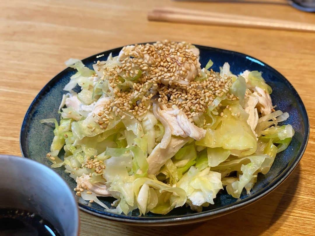 クロさんのインスタグラム写真 - (クロInstagram)「いつかの晩御飯👩🏽‍🍳🤍   信じられないほど美味しくて感動した レトルトの欧風ビーフカレー𓃾✺✺ ⁡ 2種の福神漬けを買って来て 福神漬けの食べ比べを行いながら ⁡ 「うんまいっうまい！！！🍛」 とうなりながら、食べました〜！！！ 感動したので、手土産にいくつか追加購入で配る予定〜🍛🍛🍛🍛 ⁡ 他には定番胸肉と、焼くだけプルコギをスーパーで。肉だらけやないかーいっ   詳しいレシピなどはブログに書いてます✍🏽✍🏽   #優勝なレトルトカレー #レトルトカレー #レトルト最高 #冷凍最高 #定食ご飯 #今日の晩御飯 #つくりおき食堂まりえ #お家ごはん #おうちごはん #時短ご飯 #dinner #簡単レシピ #レシピ #電子レンジご飯 #時短レシピ#yummy #delistagrammer #homecooking #tokyo #japanesefood #instafood #foodstagram #クロリサ的自炊 #おうちご飯 #クッキングラム #晩ごはん #instagood #instalike #tokyo #可愛い #大好き」6月19日 22時06分 - kuro_risa