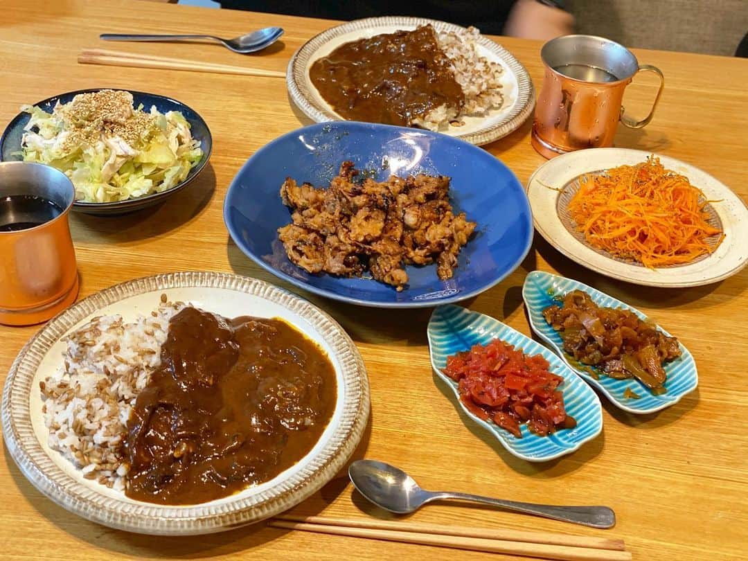 クロさんのインスタグラム写真 - (クロInstagram)「いつかの晩御飯👩🏽‍🍳🤍   信じられないほど美味しくて感動した レトルトの欧風ビーフカレー𓃾✺✺ ⁡ 2種の福神漬けを買って来て 福神漬けの食べ比べを行いながら ⁡ 「うんまいっうまい！！！🍛」 とうなりながら、食べました〜！！！ 感動したので、手土産にいくつか追加購入で配る予定〜🍛🍛🍛🍛 ⁡ 他には定番胸肉と、焼くだけプルコギをスーパーで。肉だらけやないかーいっ   詳しいレシピなどはブログに書いてます✍🏽✍🏽   #優勝なレトルトカレー #レトルトカレー #レトルト最高 #冷凍最高 #定食ご飯 #今日の晩御飯 #つくりおき食堂まりえ #お家ごはん #おうちごはん #時短ご飯 #dinner #簡単レシピ #レシピ #電子レンジご飯 #時短レシピ#yummy #delistagrammer #homecooking #tokyo #japanesefood #instafood #foodstagram #クロリサ的自炊 #おうちご飯 #クッキングラム #晩ごはん #instagood #instalike #tokyo #可愛い #大好き」6月19日 22時06分 - kuro_risa