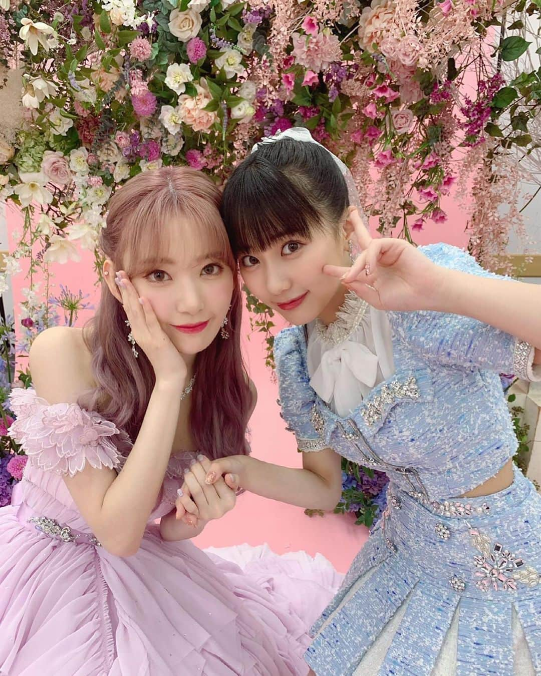 田中美久さんのインスタグラム写真 - (田中美久Instagram)「🌸☺️  さくちゃんの卒業コンサートが終わりました😌  私にとってかけがえのない大切な時間でした。  久しぶりに、莉乃ちゃんとはるっぴさんが揃って、目の前に昔からがむしゃらに追いかけてた背中がそこにあると今までの想いが込み上げてきて涙が抑えきれませんでした。  大きな背中を見て学んだことが私には沢山あります。  そしてどんだけその背中を見せれるメンバーになりたいって思ったか…  さくちゃんが見せてくれた背中に少しでも近づけれるように、そして今まで先頭に立ってHKTを引っ張ってくださった先輩を見て学んだことを次のHKT48に繋げていきたいです💪✨✨  そして、今日は後ナレを担当させて頂きました。来てくださった皆さんが変わらずHKT48を応援したい！って思ってもらえるように、HKTはそんなグループでありたいです！  #宮脇咲良卒業コンサート #HKT48」6月19日 22時40分 - mikumonmon_48