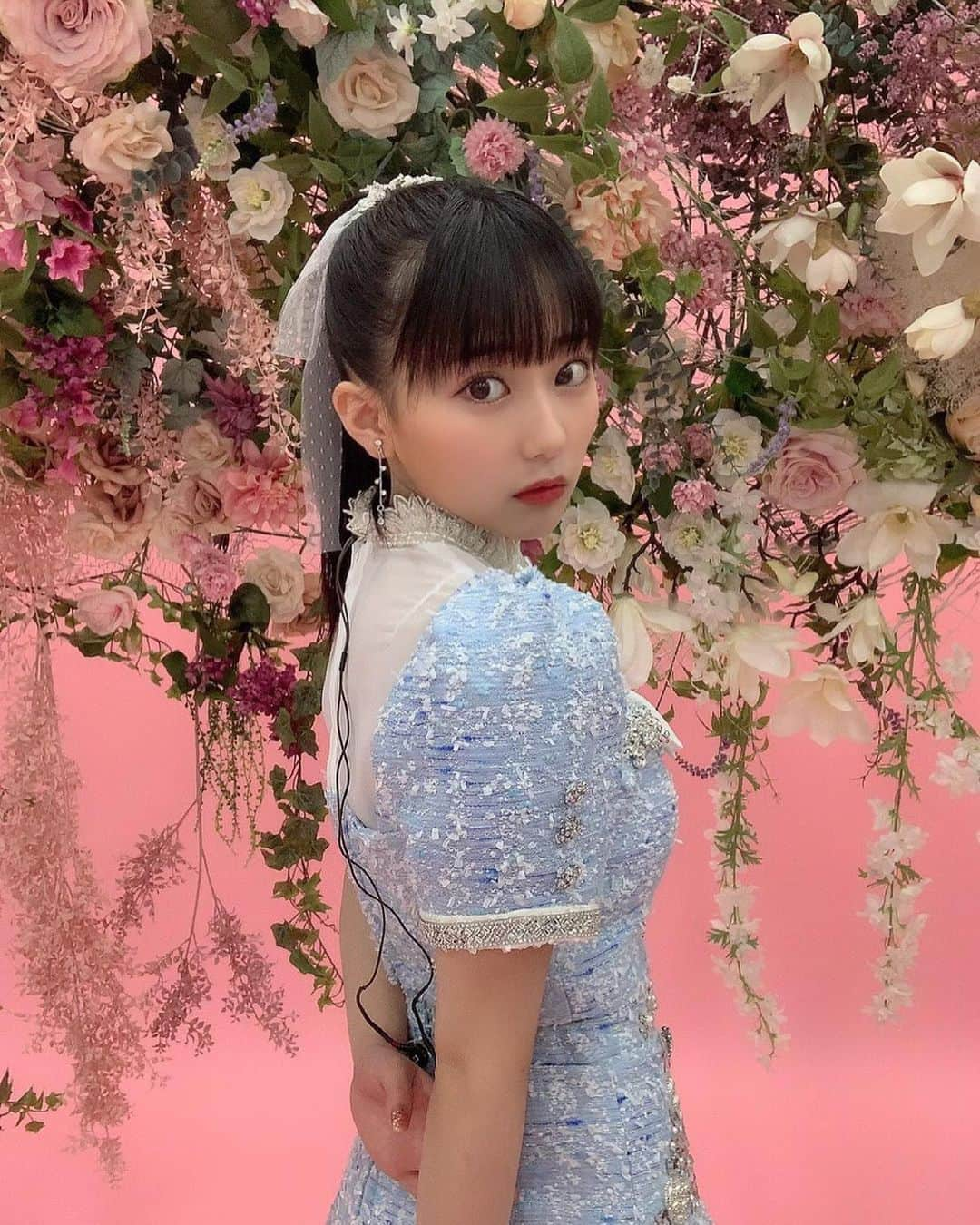 田中美久さんのインスタグラム写真 - (田中美久Instagram)「🌸☺️  さくちゃんの卒業コンサートが終わりました😌  私にとってかけがえのない大切な時間でした。  久しぶりに、莉乃ちゃんとはるっぴさんが揃って、目の前に昔からがむしゃらに追いかけてた背中がそこにあると今までの想いが込み上げてきて涙が抑えきれませんでした。  大きな背中を見て学んだことが私には沢山あります。  そしてどんだけその背中を見せれるメンバーになりたいって思ったか…  さくちゃんが見せてくれた背中に少しでも近づけれるように、そして今まで先頭に立ってHKTを引っ張ってくださった先輩を見て学んだことを次のHKT48に繋げていきたいです💪✨✨  そして、今日は後ナレを担当させて頂きました。来てくださった皆さんが変わらずHKT48を応援したい！って思ってもらえるように、HKTはそんなグループでありたいです！  #宮脇咲良卒業コンサート #HKT48」6月19日 22時40分 - mikumonmon_48