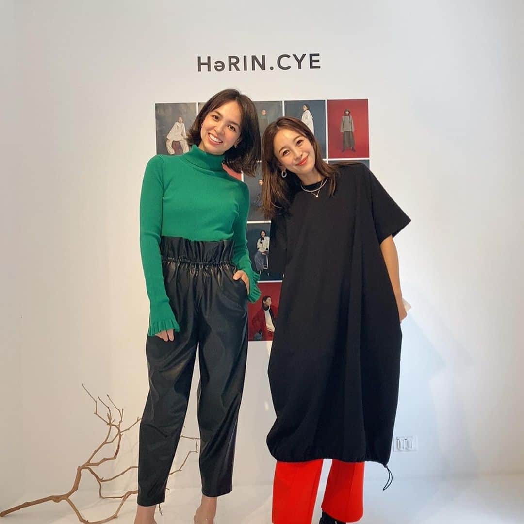 大桑マイミのインスタグラム：「先日 @herin.cye  a/wの展示会へ。  彩り鮮やか、こだわり沢山 素敵お洋服に囲まれて幸せ。 @sayo345char  ちゃま コラボライン❣️も。 さっそく試着。　 バルーンワンピが絶妙！！　素材もパンツラインもとーっても綺麗。さすが🤲  本格の夏もまだなのに、 早くも秋冬物が楽しみー！」