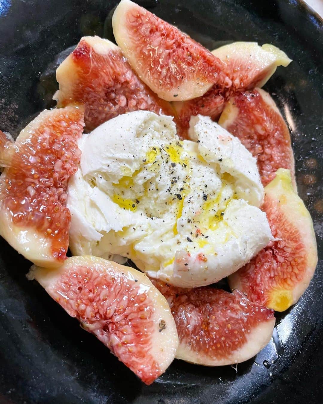 石橋穂乃香のインスタグラム：「Here comes the season of... Fig and mozzarella!!!!!!!!!🤹🏻‍♀️」