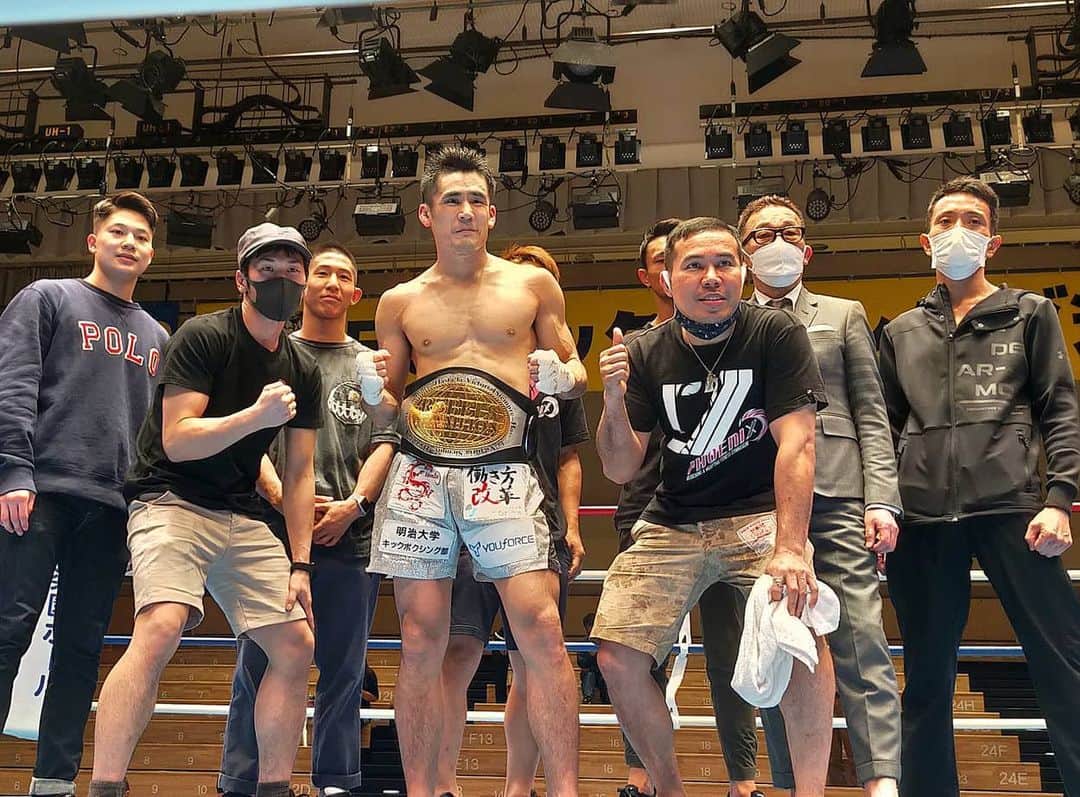 梅野源治のインスタグラム：「現役王者に勝利して現役生活は引退🤜  本物の仲間や家族は絆や血の繋がりだけじゃない。その人のために血や涙を流せるか。  俺たちは血や涙を流し合ってここまできた 15年間の現役生活お疲れ様でした🔥　 #選手引退　#新たなスタート @hachimaki0619」
