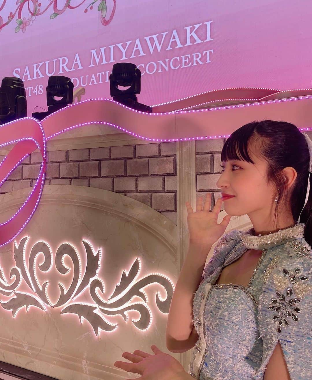 松本日向さんのインスタグラム写真 - (松本日向Instagram)「私も咲良さんみたいな素敵な女性になれますように✨。 こんなにも素敵な方と一緒に活動できたこと、同じステージに立てたこと、咲良さんの姿を見て感じた事をこれからの活動や生活に活かしていきたいです😌✨ 本当に憧れです！！咲良さんだいすき☺️🤍🤍  #宮脇咲良 さん🤍 #宮脇咲良卒業コンサート  #hkt48」6月19日 23時46分 - matsumoto_hinata