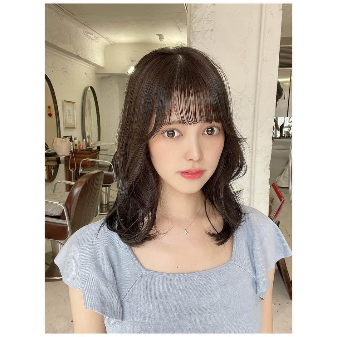 松永杏奈のインスタグラム：「🤍New hair🤍 先週石井さんにカットとカラーしてもらいました💫今回は暗めに…めちゃ良い🥺 いつもありがとうございます😊 . . . . . . . .  #ofhair #表参道 #カラー #サロン #サロンモデル #サロモ #作品撮り #ヘアカット #前髪カット #美容院 #美容室 #ミディアム #セミロング」