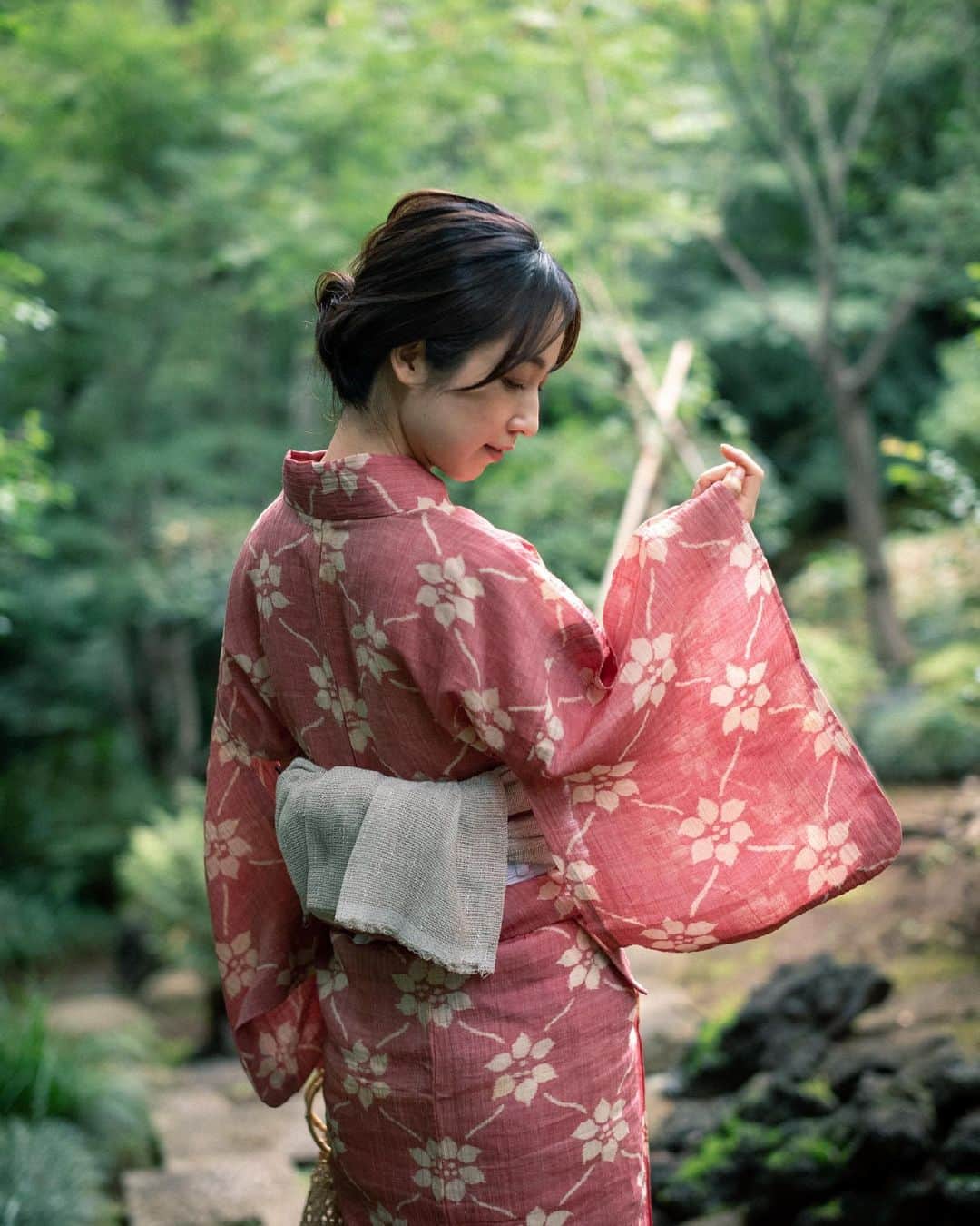 大慈弥レイさんのインスタグラム写真 - (大慈弥レイInstagram)「今回は @solo.kimono  にフルコーディネートをお願いしました👘  すごくしっくり、だけど新鮮なスタイリングで大満足◎  お祭りや花火大会はなかなか行けそうにないけれど… 友達と浴衣姿を楽しむだけでも、とっても素敵な夏の思い出になるなと思いました✨✨  hair&make  @har__hm  styling  @murata___techi  photo  @_norimai_   ※撮影時のみマスク外してます  #solo_styling#浴衣#和装#着物#夏#着物レンタル#ポートレート#ポートレートモデル#アナウンサー#アンティーク#麻#浴衣女子#浴衣ヘア#ゆかた#花火#japanese#japantraditional#summer」6月20日 0時17分 - rei_ojimi