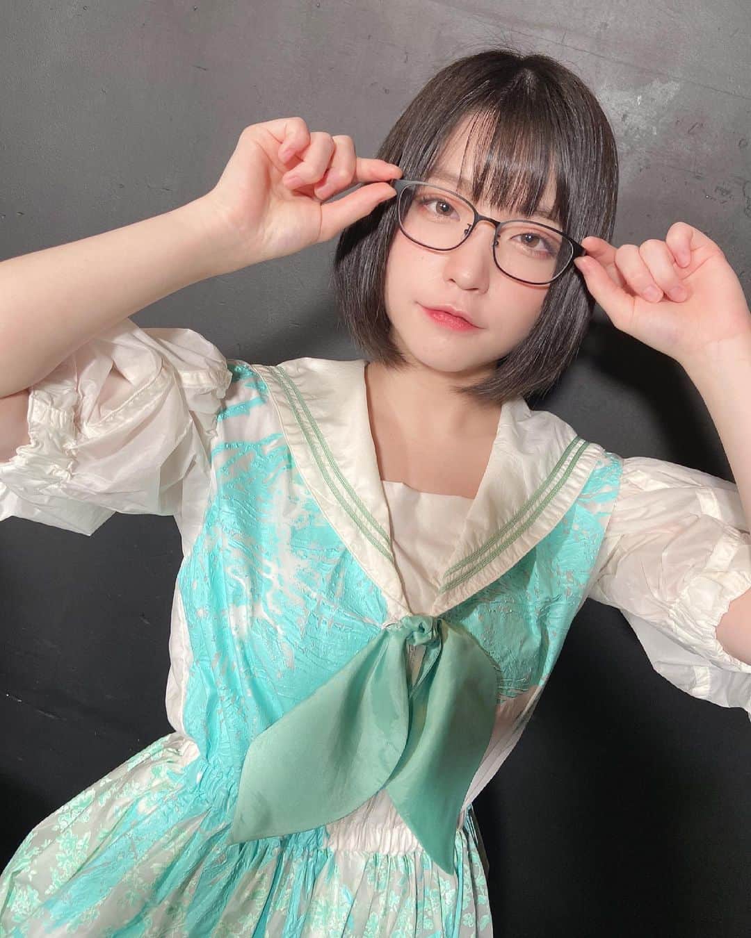 根本凪のインスタグラム：「眼鏡〜ッ めっちゃ落ち着く  #idol #眼鏡 #コンタクト買いに行きたい」