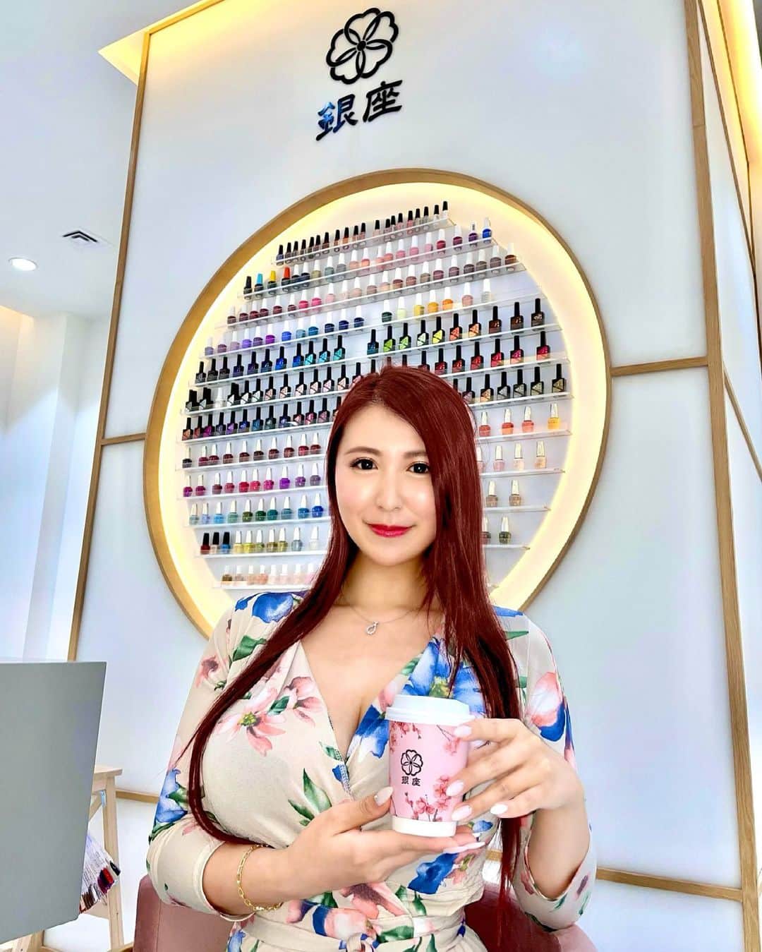 ayuさんのインスタグラム写真 - (ayuInstagram)「There is a nail salon in Al barsha mall in Dubai where all the nail technicians are Japanese. You can get high quality Japanese service💅 @ginza_beauty_dubai  ・ 先日伺ったドバイのネイルサロン🌸✨ 海外のネイルサロンでネイルしたことあるんですが、やはり日本の丁寧さはなく甘皮処理などで出血することも多々ありましたが、こちらのサロンのネイリストさんは全員日本人🇯🇵 凄く丁寧で大満足の仕上がり💅 フットネイルの最後は角質ケアまでサービスでついてて日本でもここまでしてくれるサロンは珍しいので驚きました😳💓 お値段も日本と変わらないのもビックリ😳💓 ドバイに来てから1ヶ月が過ぎましたが日本人に会ってなかったので久しぶりに日本人との会話が弾みました😆🙌 ・ #nail#jelnail#nailsalon#dubainails#dubainailsalon#ginzabeauty#ginzabeautysalon#manicure#dubaisalon#japanesenail#japanesesalon #銀座ビューティードバイ#ドバイネイル#ドバイネイルサロン#ネイル#銀座#シンプルネイル#指甲#美甲屋#银座#迪拜#ネイルサロン#日本人ネイリスト#お持て成し#丁寧」6月20日 0時59分 - ayu888ayu
