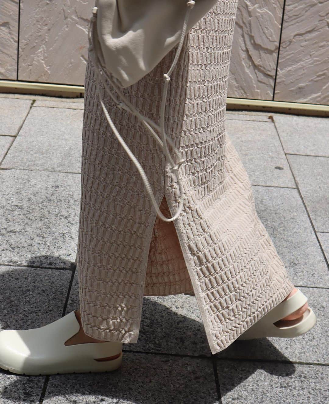 正中雅子さんのインスタグラム写真 - (正中雅子Instagram)「夏にはやっぱり背中あきほしいよねー🤤🌞  後ろはあいてるんだけど、フロントはシンプルなデザインにして ボデイラインも拾いにくいストレートシルエットが細見え♡  とっても涼しく着れる凹凸のある編み地で作ったニットドレスたまらんなー☺︎  こちらも23日の新作です！  #MACHATT #masaco服」6月20日 12時57分 - masacoshonaka