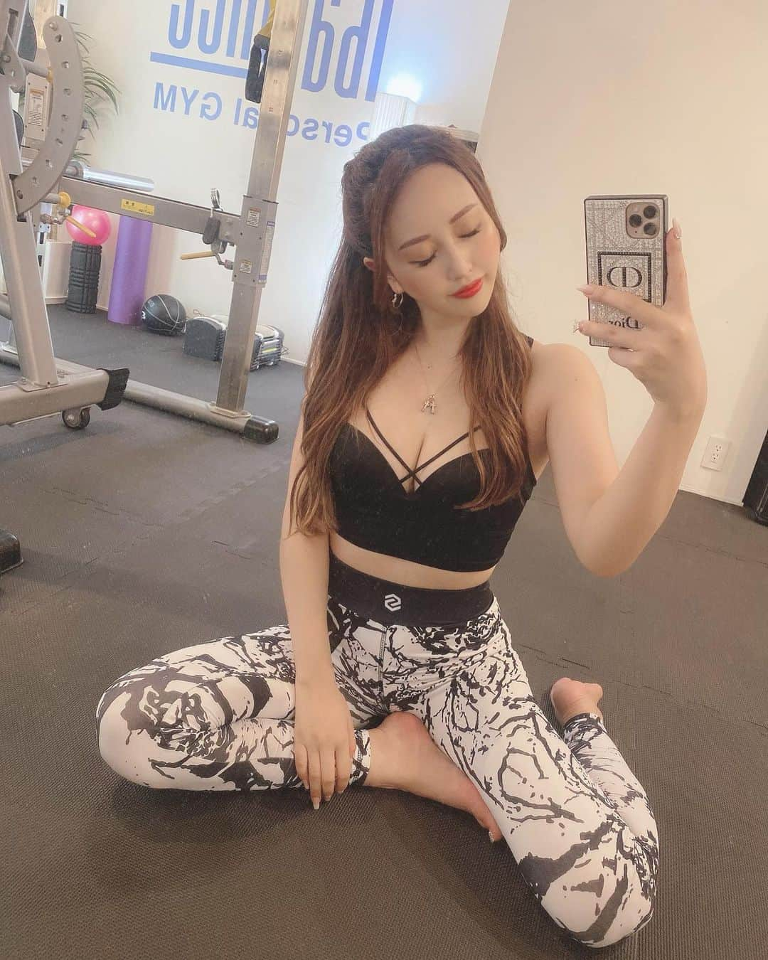 SHIHOさんのインスタグラム写真 - (SHIHOInstagram)「. . 汗だく💦 personal training day🤍🤍🤍🤍 . (( @t.balance )) 私は麻布十番店でやってもらってます♡ . . . いつもお尻と背中メインで🥰！ . 40kgのスクワットは流石に 最後のほうぷるぷるした😂😂 . . . この日のウェアは実はナイトブラ💋 . ストーリーに詳しく載せるね！！ . . .  #gym #gymgirl #me #training #trainingday #japanesegirl #トレーニング #トレーニング女子 #背中トレーニング #尻トレ #尻トレーニング #美尻トレーニング #ダイエット #自宅トレーニング #ヒップアップ #ファッション #楽痩せ #バストアップ #バストアップメニュー #バストアップ成功 #ダイエットメニュー #酵素ドリンク #酵素 #着圧ソックス #メイク #ランジェリー #diet #bodymake  #ビジョビ」6月20日 11時27分 - cham_pipi