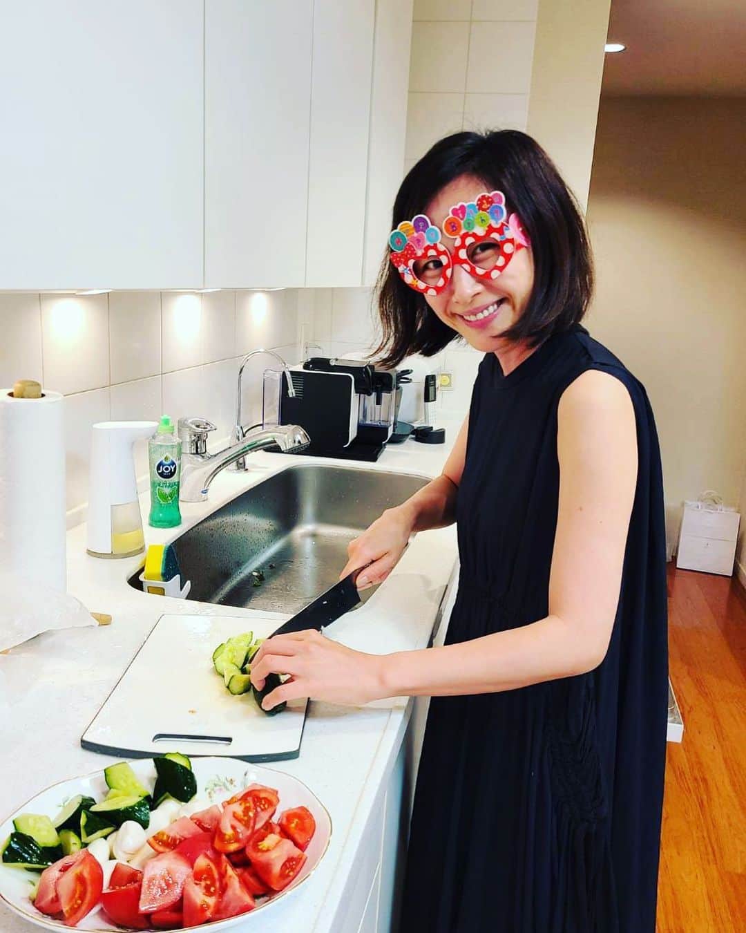 山口もえのインスタグラム：「・  今日でインスタ始めて一年が経ちました！！  まだ使いこなせてないし… インスタ映えな写真なんてないし… 忙しいと更新滞るし…笑  それでも！！ こうして皆と繋がれる場所ができて 良かったと思ってます💕 これからもどうぞよろしくお願いします🤲  写真は長女の誕生日🎂 陽気に晩ごはんの支度をしてる私 激写されました。笑  #インスタ#1年記念日 #フォロー  してくれてありがとう💕 #これからもよろしくね」