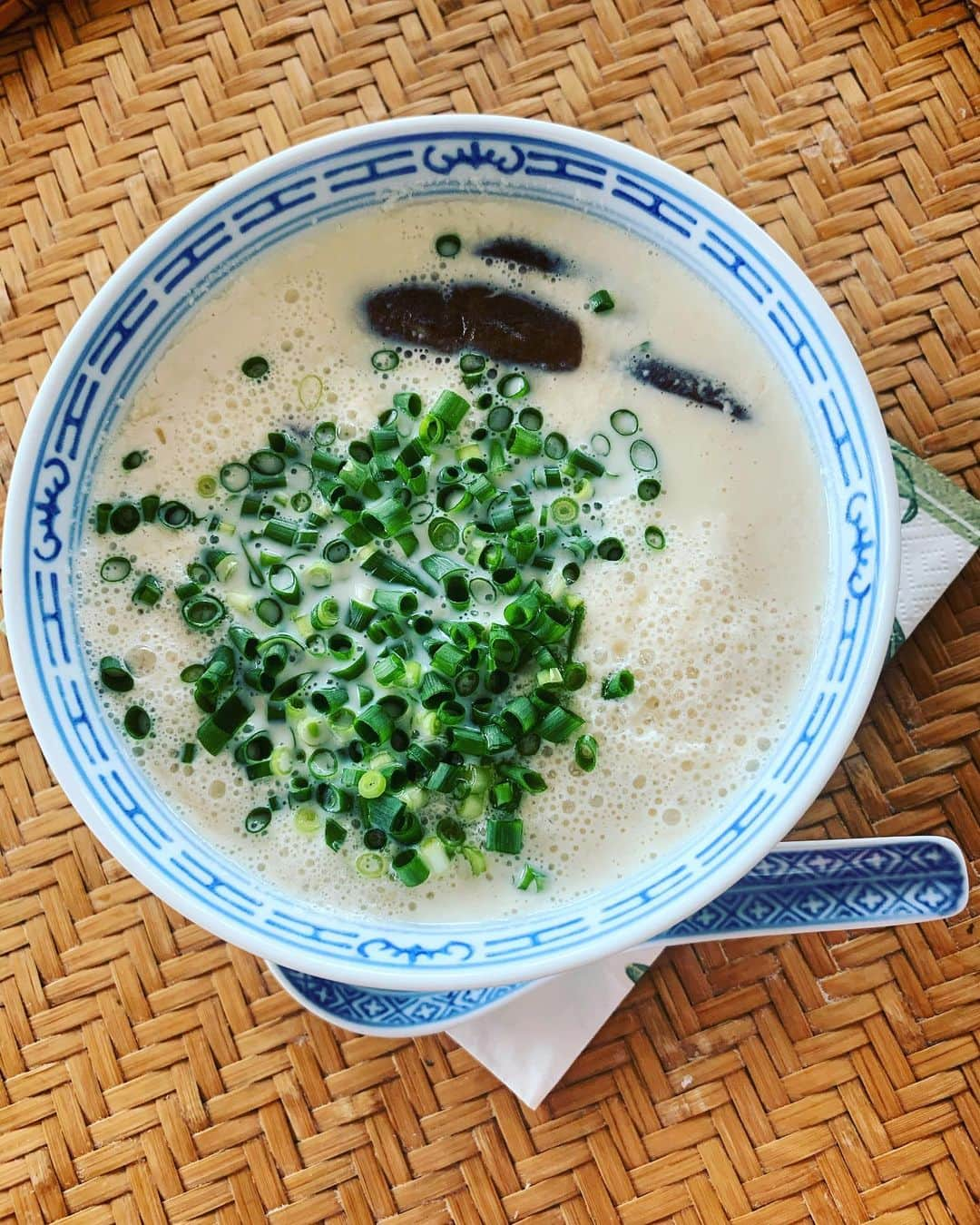 夏木マリさんのインスタグラム写真 - (夏木マリInstagram)「#sunday  #branch #soymilksoup  #おうちご飯 #残飯整理   昨夜食べすぎたから、、 お昼は豆乳スープ🥣  ありもの入れたけど美味しい......」6月20日 11時40分 - mari_natsuki