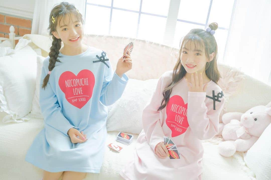 ニコ☆プチのインスタグラム：「. 日曜日、みんなはどう過ごしてる？ おうち時間にぴったりな ニコ☆プチスクールのルームウエア 続々お届けします♡  胸元のおっきなハートロゴが 超かわいいワンピタイプ😉 肩のレースアップもいい感じ！ ¥1990(税込)  こちらも6/22オープン予定の ニコ☆プチオンラインショップで 先行予約を受け付けるので お楽しみにーっ💕  #ニコプチ #さなんにゃ #星乃あんな #石原咲奈 #ルームウェア #ルームウェア女子 #おうち時間 #パジャマ #ニコプチスクール」