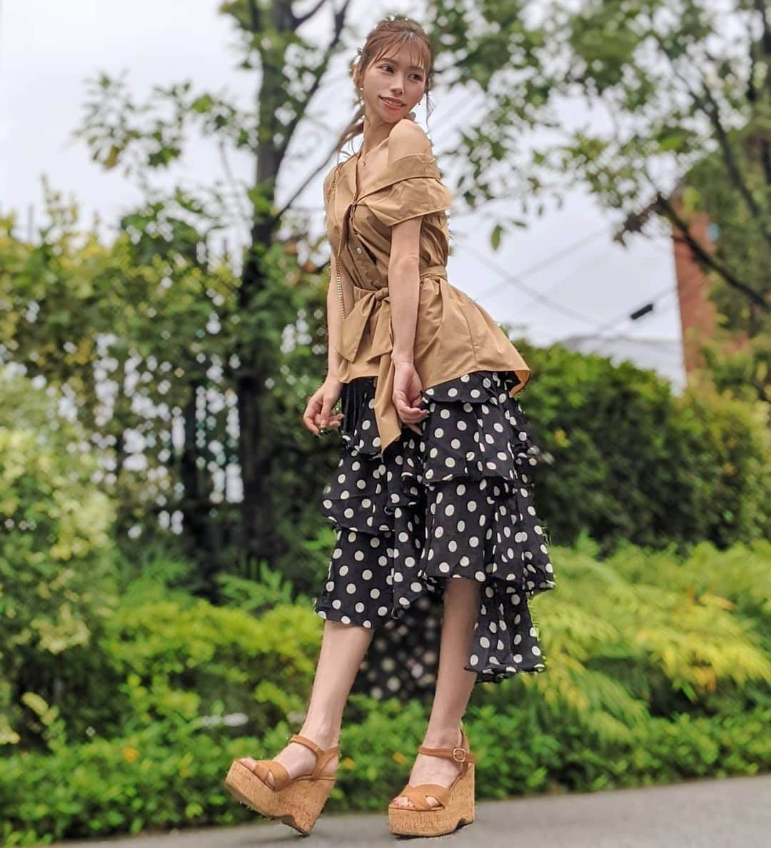 雨宮めるさんのインスタグラム写真 - (雨宮めるInstagram)「. 最近曇天or雨多いね☂ 青空背景に撮りたかったけどcloudy☁ でも新しい服届いたので撮っちゃう📷  海外通販て到着日数に当たり外れあるけど これは比較的早く着いた韓国っぽファッション  ドットスカート¥2860、想像通り可愛かった❤ アシンメトリーシャツ¥2750、予想より大きかったから 肩幅調整して自分で縫ったよ笑  #ootdshare #ootd #ootdfashion #ootdstyle #fashioncordinate #fashionitem #fashiongram #fashionista #instafashion #japanesegirl #asianfashion #asiangirl #韓国っぽ #ファッション #ファッションコーデ #おしゃれ好き #韓国ファッション #韓国コーデ #韓国風 #アシンメトリースカート #アシンメトリー #ドットスカート #海外通販 #大人可愛い #大人可愛いコーデ #大人カジュアル #プチプラファッション #プチプラコーデ #プチプラ #ポニーテール」6月20日 11時46分 - amamiya_melty