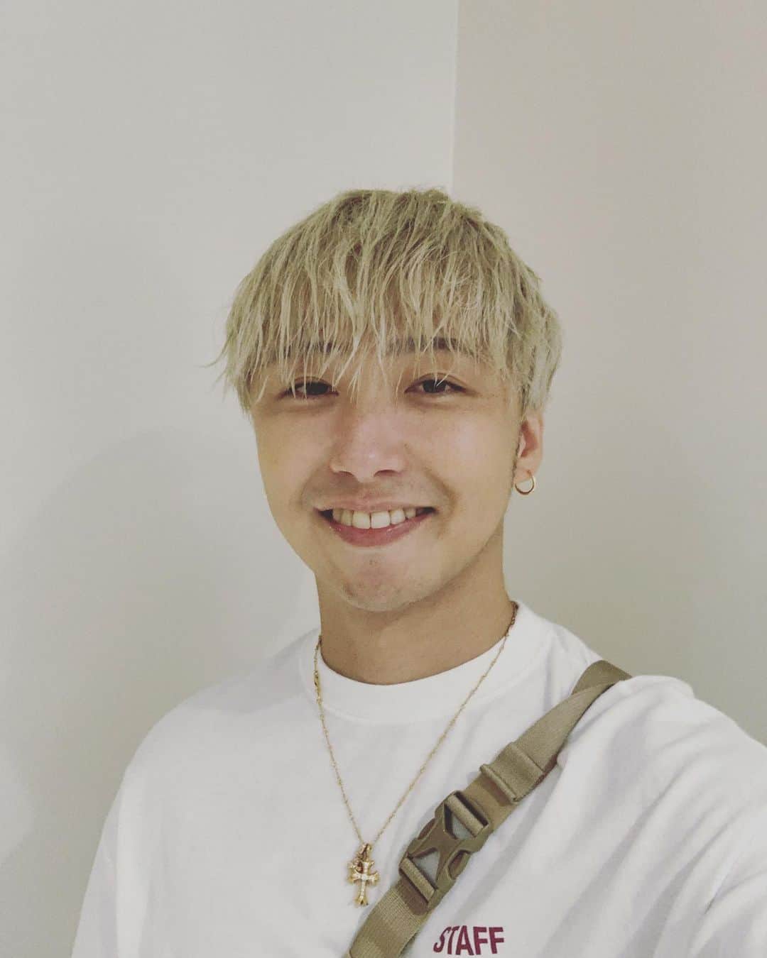 のインスタグラム：「おはようございます！☺️  一夜明けてまだまだ昨日の余韻に浸っていますが、 改めて、 アリーナツアー初日名古屋公演へお越し下さった皆様、 オンラインで応援して下さった皆様、 スタッフ関係者各位の皆様  ありがとうございました😭✨  やっぱり生のLIVEというのは僕の居場所というか、 僕達の原点というか 　 特別であって落ち着く最高の場所だなぁと改めて思いました。  次は7月10日の福岡公演。  それまでにまたアップデートして毎回楽しいの最高記録が更新していけるようこのツアーを駆け抜けたいと思っていますので、皆様最後までこのツアーSiXを宜しくお願い致します！！！」
