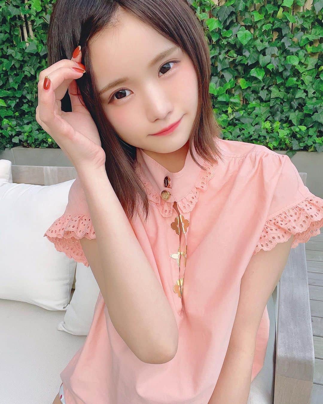 みもれもんさんのインスタグラム写真 - (みもれもんInstagram)「Hello!  I wore my new clothes 🤍 ・ ・ こんにちは〜🍋💓 昔からピンクとか白色が好きで クローゼットを見ると同じ色の 洋服ばっかり買っちゃってる事が 多いんですけど⊂( ・ ̫・ )⊃三💓🤍🌈笑 みんなは、何色が好きですかー？🤤✌️ ・ ・  #mimoremon #camera #Japan #fashion #japanese #2021 #みもれもん #インスタグラビア #ショートヘア #ボブ #黒髪 #カメラ #日本女孩 #大人女子 #一个人生活 #日本女孩 #louisvuitton #ootd」6月20日 12時20分 - mimore_mon0929