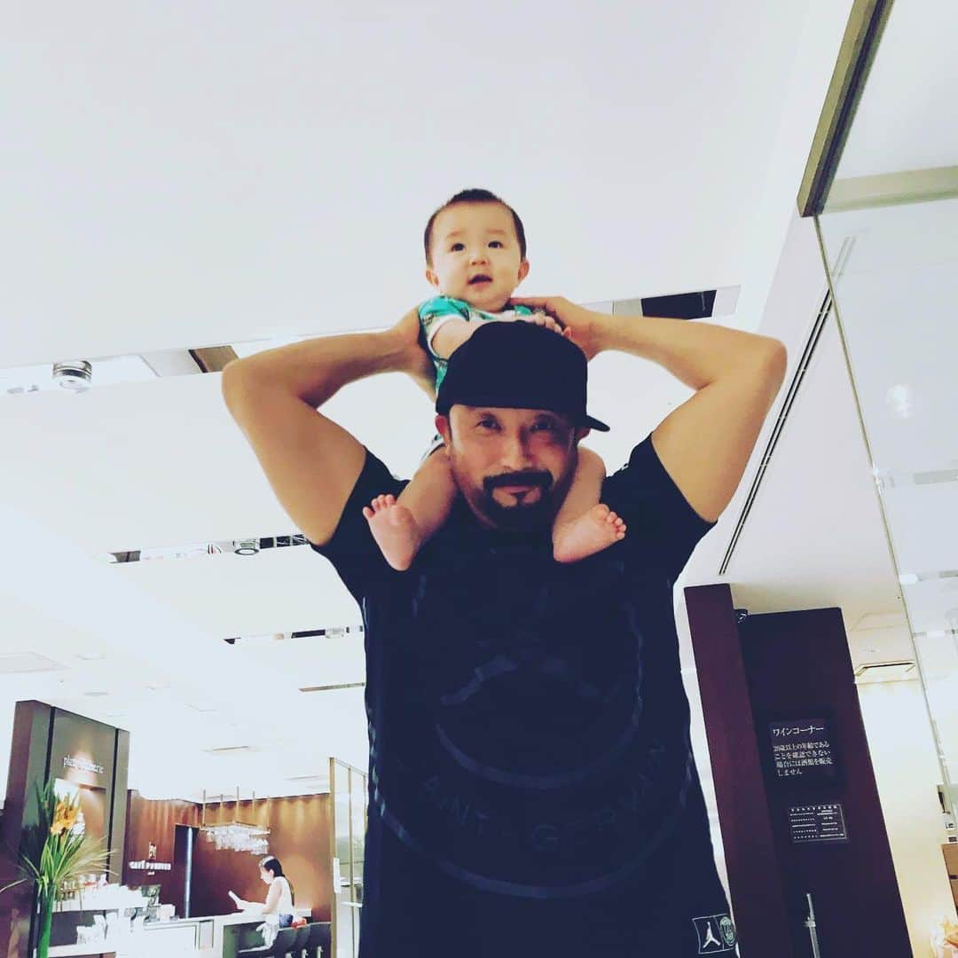 AIのインスタグラム：「Happy Father’s Day 💛💛💛いつも本当にありがとう💛💛💛 We love you パパジーン💛💛💛from 平和AND博愛💛💛💛」