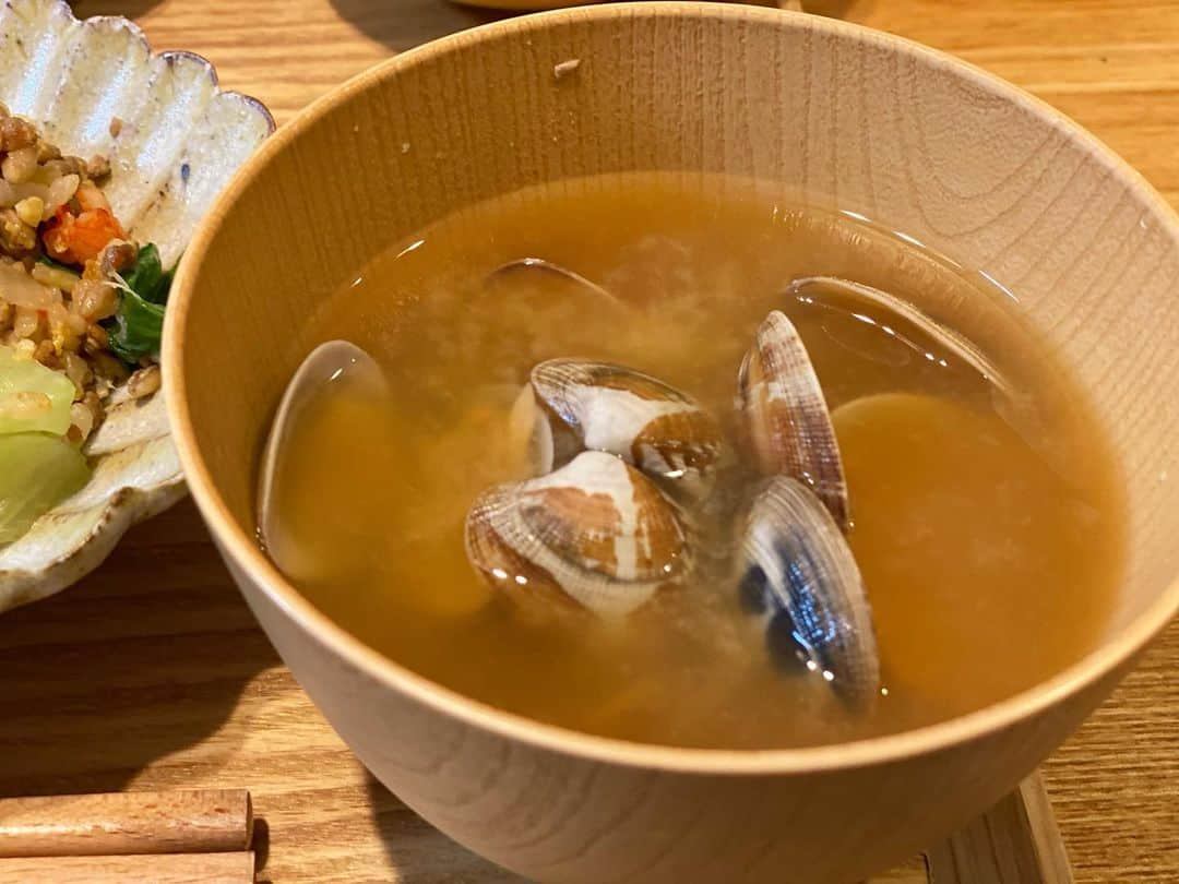 クロさんのインスタグラム写真 - (クロInstagram)「いつかの晩御飯👩🏽‍🍳🤍   ✔︎エビとひき肉のレタスチャーハン （炒飯の素使うと本当美味しいよね） ✔︎冷凍餃子（メチャメチャに美味しい！簡単に調理できるしこれは常備確定） ✔︎レタスときゅうりとトマトのツナ中華サラダ ✔︎あさりのお味噌汁 ✔︎🍉🍉🍉 でした！！ ⁡ デザートも、箸置きもスイカ🍉✨✨ 餃子はポン酢ラー油と、酢胡椒を夫とシェア🙏🏽 ⁡ 詳しいレシピなどはブログに書いてます✍🏽✍🏽   #素炒飯 #冷凍餃子 #定食ご飯 #今日の晩御飯 #つくりおき食堂まりえ #お家ごはん #おうちごはん #時短ご飯 #dinner #簡単レシピ #レシピ #電子レンジご飯 #時短レシピ#yummy #delistagrammer #homecooking #tokyo #japanesefood #instafood #foodstagram #クロリサ的自炊 #おうちご飯 #クッキングラム #晩ごはん #instagood #instalike #tokyo #可愛い #大好き」6月20日 12時48分 - kuro_risa