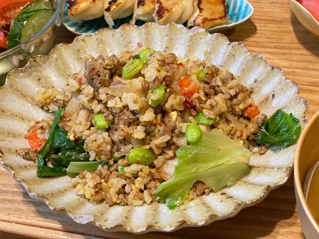 クロさんのインスタグラム写真 - (クロInstagram)「いつかの晩御飯👩🏽‍🍳🤍   ✔︎エビとひき肉のレタスチャーハン （炒飯の素使うと本当美味しいよね） ✔︎冷凍餃子（メチャメチャに美味しい！簡単に調理できるしこれは常備確定） ✔︎レタスときゅうりとトマトのツナ中華サラダ ✔︎あさりのお味噌汁 ✔︎🍉🍉🍉 でした！！ ⁡ デザートも、箸置きもスイカ🍉✨✨ 餃子はポン酢ラー油と、酢胡椒を夫とシェア🙏🏽 ⁡ 詳しいレシピなどはブログに書いてます✍🏽✍🏽   #素炒飯 #冷凍餃子 #定食ご飯 #今日の晩御飯 #つくりおき食堂まりえ #お家ごはん #おうちごはん #時短ご飯 #dinner #簡単レシピ #レシピ #電子レンジご飯 #時短レシピ#yummy #delistagrammer #homecooking #tokyo #japanesefood #instafood #foodstagram #クロリサ的自炊 #おうちご飯 #クッキングラム #晩ごはん #instagood #instalike #tokyo #可愛い #大好き」6月20日 12時48分 - kuro_risa