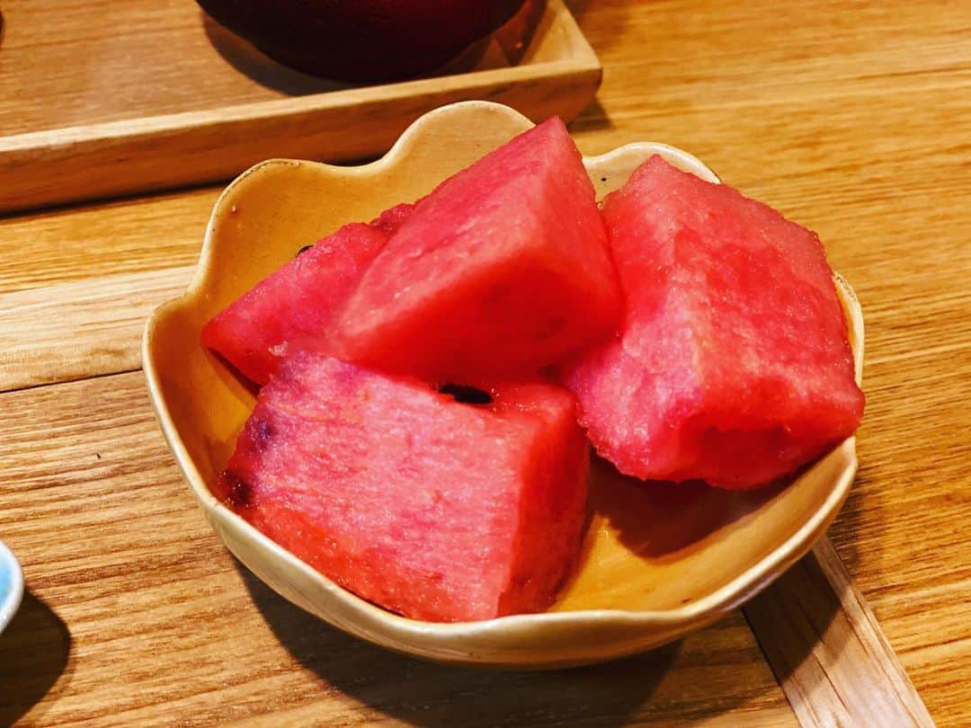 クロさんのインスタグラム写真 - (クロInstagram)「いつかの晩御飯👩🏽‍🍳🤍   ✔︎エビとひき肉のレタスチャーハン （炒飯の素使うと本当美味しいよね） ✔︎冷凍餃子（メチャメチャに美味しい！簡単に調理できるしこれは常備確定） ✔︎レタスときゅうりとトマトのツナ中華サラダ ✔︎あさりのお味噌汁 ✔︎🍉🍉🍉 でした！！ ⁡ デザートも、箸置きもスイカ🍉✨✨ 餃子はポン酢ラー油と、酢胡椒を夫とシェア🙏🏽 ⁡ 詳しいレシピなどはブログに書いてます✍🏽✍🏽   #素炒飯 #冷凍餃子 #定食ご飯 #今日の晩御飯 #つくりおき食堂まりえ #お家ごはん #おうちごはん #時短ご飯 #dinner #簡単レシピ #レシピ #電子レンジご飯 #時短レシピ#yummy #delistagrammer #homecooking #tokyo #japanesefood #instafood #foodstagram #クロリサ的自炊 #おうちご飯 #クッキングラム #晩ごはん #instagood #instalike #tokyo #可愛い #大好き」6月20日 12時48分 - kuro_risa