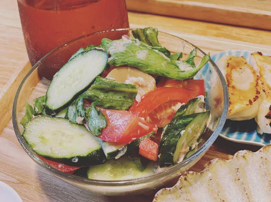 クロさんのインスタグラム写真 - (クロInstagram)「いつかの晩御飯👩🏽‍🍳🤍   ✔︎エビとひき肉のレタスチャーハン （炒飯の素使うと本当美味しいよね） ✔︎冷凍餃子（メチャメチャに美味しい！簡単に調理できるしこれは常備確定） ✔︎レタスときゅうりとトマトのツナ中華サラダ ✔︎あさりのお味噌汁 ✔︎🍉🍉🍉 でした！！ ⁡ デザートも、箸置きもスイカ🍉✨✨ 餃子はポン酢ラー油と、酢胡椒を夫とシェア🙏🏽 ⁡ 詳しいレシピなどはブログに書いてます✍🏽✍🏽   #素炒飯 #冷凍餃子 #定食ご飯 #今日の晩御飯 #つくりおき食堂まりえ #お家ごはん #おうちごはん #時短ご飯 #dinner #簡単レシピ #レシピ #電子レンジご飯 #時短レシピ#yummy #delistagrammer #homecooking #tokyo #japanesefood #instafood #foodstagram #クロリサ的自炊 #おうちご飯 #クッキングラム #晩ごはん #instagood #instalike #tokyo #可愛い #大好き」6月20日 12時48分 - kuro_risa