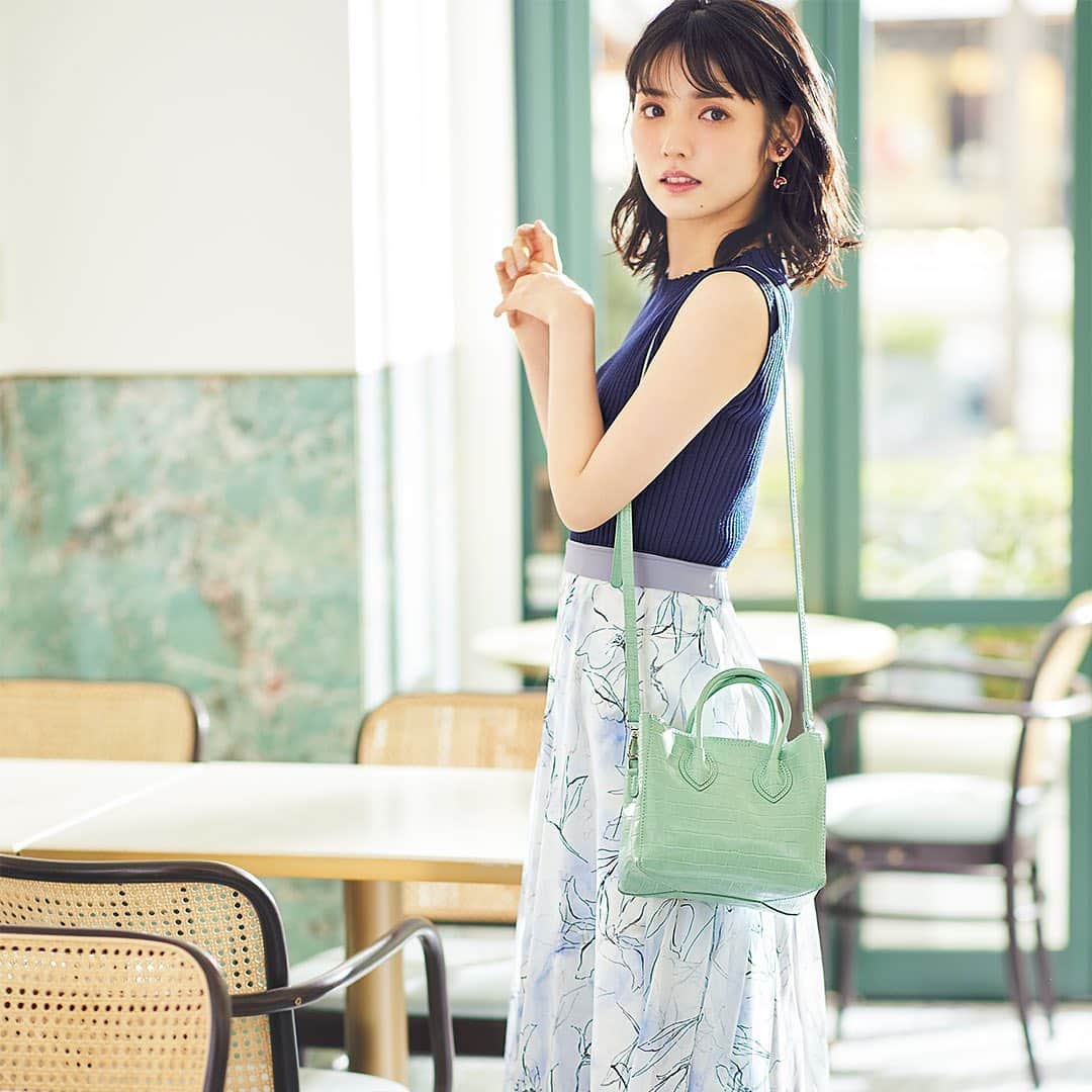 美人百花さんのインスタグラム写真 美人百花instagram 6月日 毎日レディコーデ 日曜日は 軽やかで清涼感のある素材が快適な着心地のふんわりシアースカートを着て近くのカフェへ 繊細な透け感の花柄スカートで涼やかさ溢れるレディスタイルでお出かけ