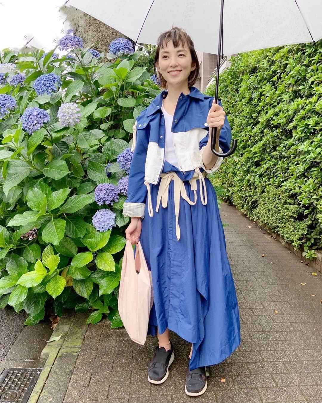 田中麗奈さんのインスタグラム写真 - (田中麗奈Instagram)「雨だねぇ。 雨ですねぇ。  でもそれはそれで♪  あ、紫陽花がキレイだね。  #雨 #紫陽花 #ビニがさって #なんか可愛い  今日もなるべくご機嫌で ^_^  #日々の暮らし日々の幸せ」6月20日 8時10分 - renatanaka07