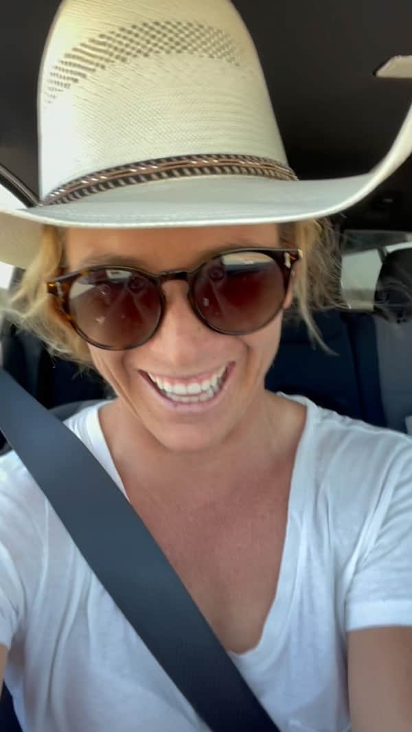 コートニー・コンローグのインスタグラム：「Today is mid event for Surf Ranch. Mom and I are driving back to our AirBNB to get cool. Few Lil insights about the Ranch! Enjoy the banter ! 😝😂 @seatiger #surfranch #adapt #keepitsimple #havefun !」