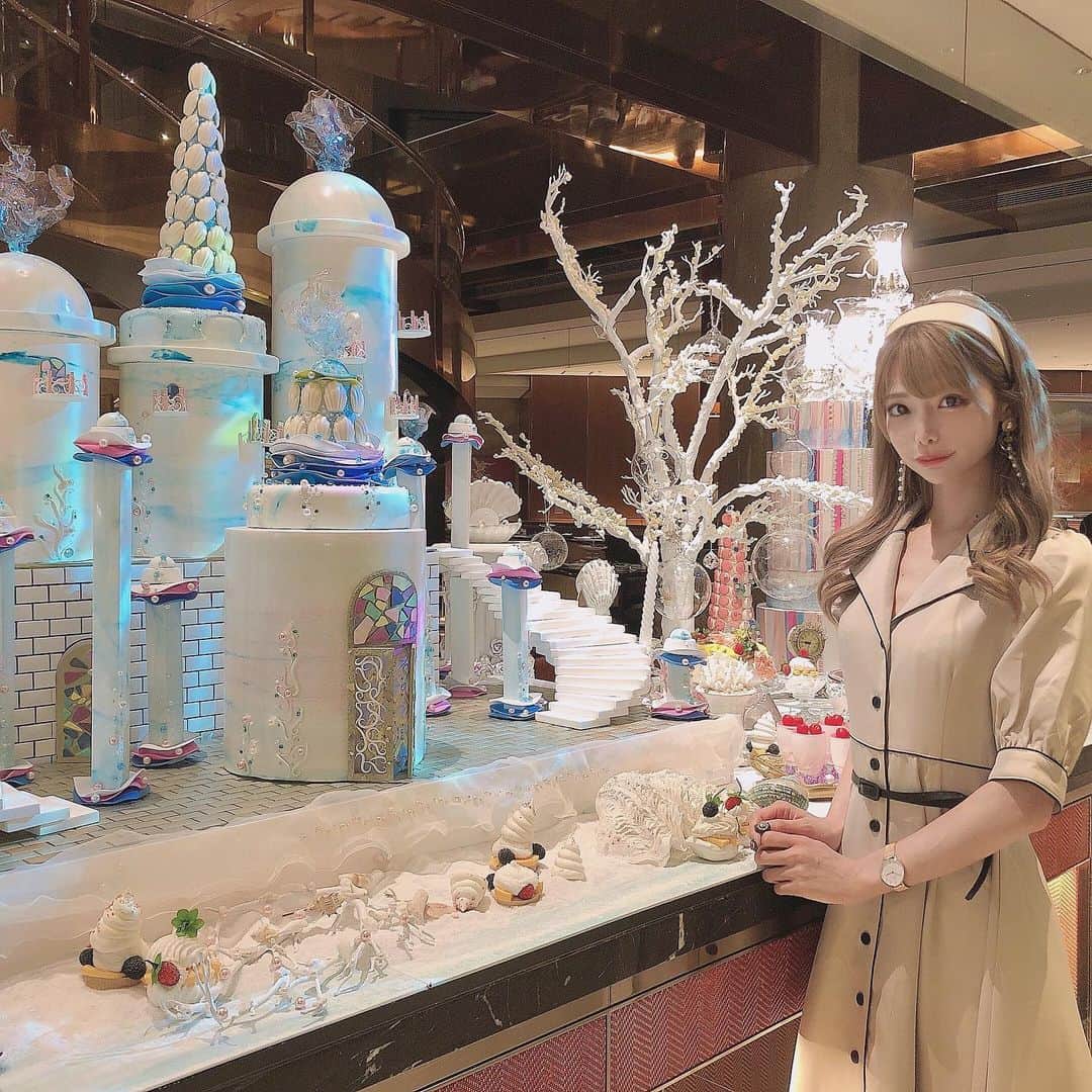 米倉みゆさんのインスタグラム写真 - (米倉みゆInstagram)「ヒルトン東京 🧜‍♀️🌊 ｢クリスタル・マーメイドinホワイトラグーン」°･🐠 . . . 写真映えのため、髪の毛長いうちにとこれでもかとアフタヌーンティーにいく女  . . . . . . #ヒルトン東京 #クリスタルマーメイドinホワイトラグーン #ランチ #アフタヌーンティー #デート #女子会 #アイドル #可愛い女の子 #アフタヌーンティー巡り #カフェ #カフェ巡り #美人 #美活 #美女 #エクステ #ぱっつん #ミルクティーベージュ #可愛い女の子 #かわいい #インスタ映え #映えスポット #ホテルビュッフェ #cafe #hilton #japanesegirl  #asiangirls #follow #love #cute #japan #afternoontea」6月20日 9時34分 - yone__miyu630