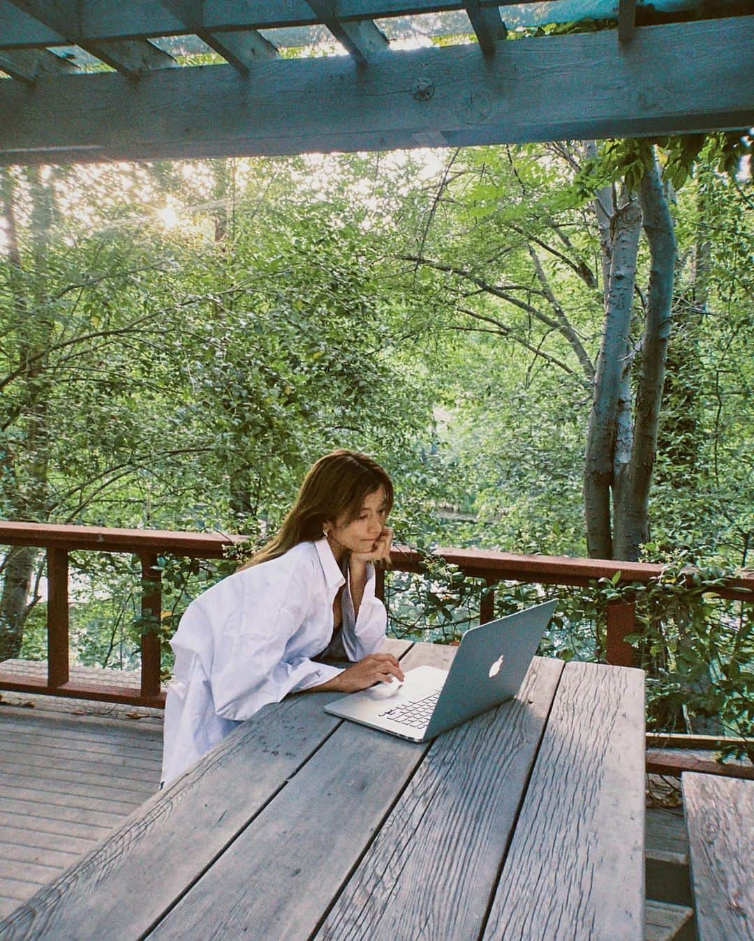 ローラさんのインスタグラム写真 - (ローラInstagram)「The last day in Sedona🌱working on an art piece message T-shirt for R330🏜✨最後の日は、人生で感じた気付きや、セドナでの経験も含めて、頭に出てくる言葉たちやアートをR330のアートピースTシャツコレクションにデザインを起こす時間に集中をしたの📝　新しい経験や旅はなんだか、いつも心を成長させてくれる😌  Sedona gave me such beautiful inspiration🏜  Photo by my twin brother🧚🏽‍♀️」6月20日 10時01分 - rolaofficial