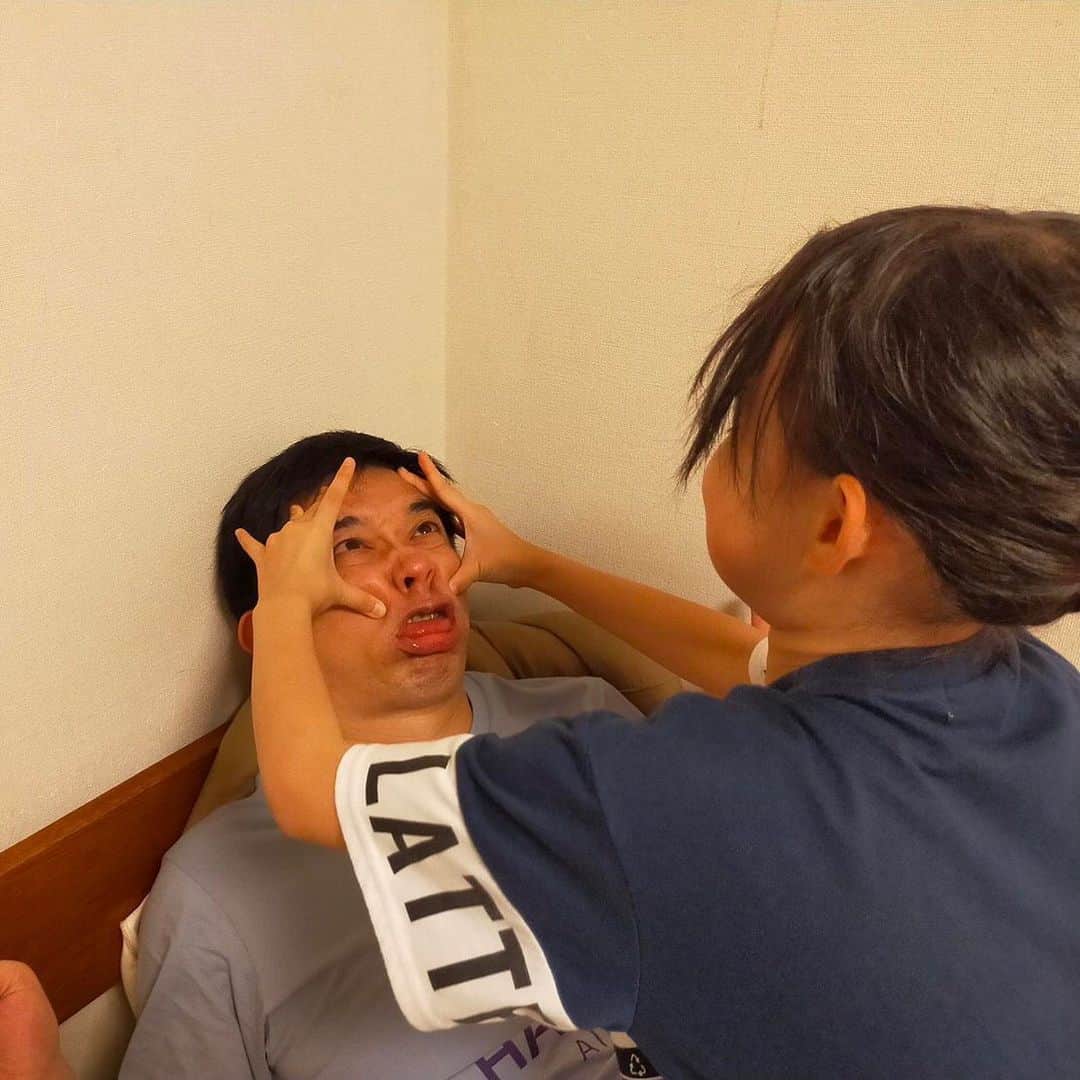 フジテレビアナウンサーのインスタグラム：「伊藤利尋です。  父の日です。  娘にいじられています。  #今日は何の日 #父の日 #フジテレビアナウンサー #伊藤利尋」