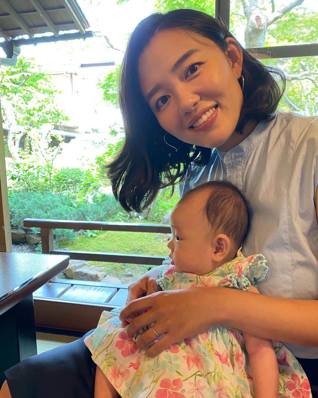 阿部優貴子のインスタグラム：「娘が生後100日を迎えました🌱 こう言うご時世なので、 家族3人だけでお食い初め。  最初の1か月は、寝られなくて え、ママってこんなに大変なの？！と 思ってた日々から 徐々にママである自分に慣れてきました。  何より、育児を手伝ってくれる 周りのサポートに感謝！🙏🙏🙏 すくすく元気にのびのび！育ってね👶🌱  #生後100日 #お食い初め #生後3ヶ月 #新米ママ　#あべゆきmamalife」