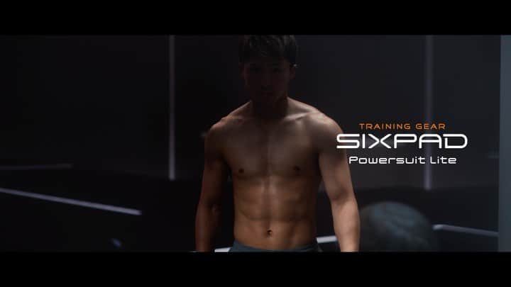のインスタグラム：「本日、新商品「SIXPAD Powersuit Lite(シックスパッド パワースーツライト)」の新CM動画を公開いたしました。 「Powersuit Lite」は、ジェルシートなしでEMSトレーニングができる、次世代型EMSスーツで、腹筋用「SIXPAD Powersuit Lite Abs（シックスパッド パワースーツライト アブズ）と、ヒップ＆太もも用の「SIXPAD Powersuit Lite Hip&Leg（シックスパッド パワースーツライト ヒップ＆レッグ）」が新登場。   独自の布製電極「エレダイン（Eledyne)」を搭載し、肌に心地よく密着。 身体の動きにあわせてしなやかに伸縮するため、EMSで身体を鍛えながら、有酸素運動や筋トレとの併用が可能です。 今回、井上尚弥選手は、EMSでトレーニングをしながらスクワットやボクシングエクササイズを同時に行う「ハイブリッドトレーニング」を披露。 集中して鍛える様子や、トレーニング後の達成感のある表情を見れば、自然とやる気が沸いてくるかも？！ そんな期待とともにぜひご注目ください。   #SIXPAD #シックスパッド #EMS #筋トレ #家トレ #トレーニング #パワースーツ #EMSスーツ #高効率トレーニング #ハイブリッドトレーニング #井上尚弥 #IBF統一バンダム級王者 #世界プロボクシング #防衛戦」