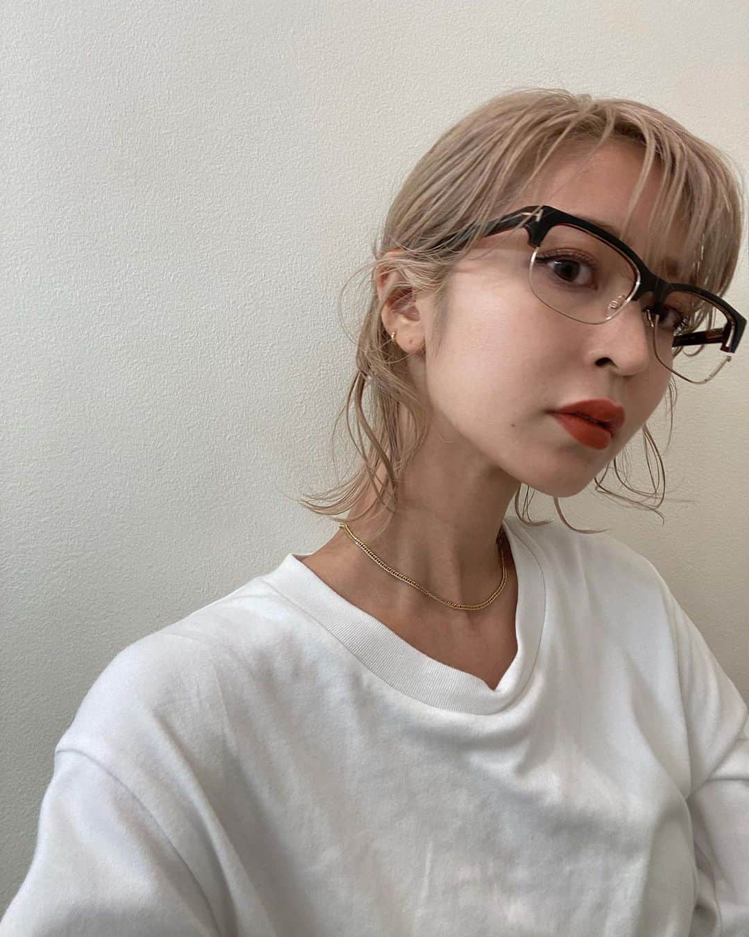 梅村実帆のインスタグラム：「マスクがなければ👓かけたいの 最近顔まわり巻くのすき リップの色よくない？🤎」